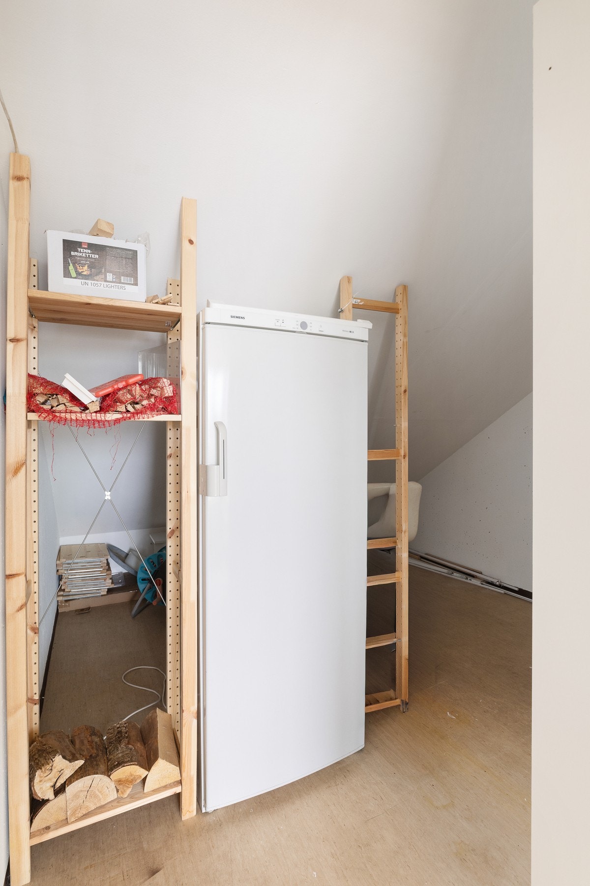 Et praktisk rom for å kunne oppbevare ved, ha ekstra mat (kjøl, frys o.l.), og en fin plass til å kunne ha støvsuger og vaskeutstyr. Galleribilde