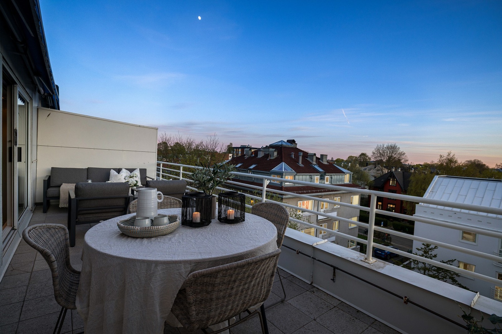 Leilighetens terrasse fungerer som en fin forlengelse av stue/kjøkken med dagens løsning. Galleribilde
