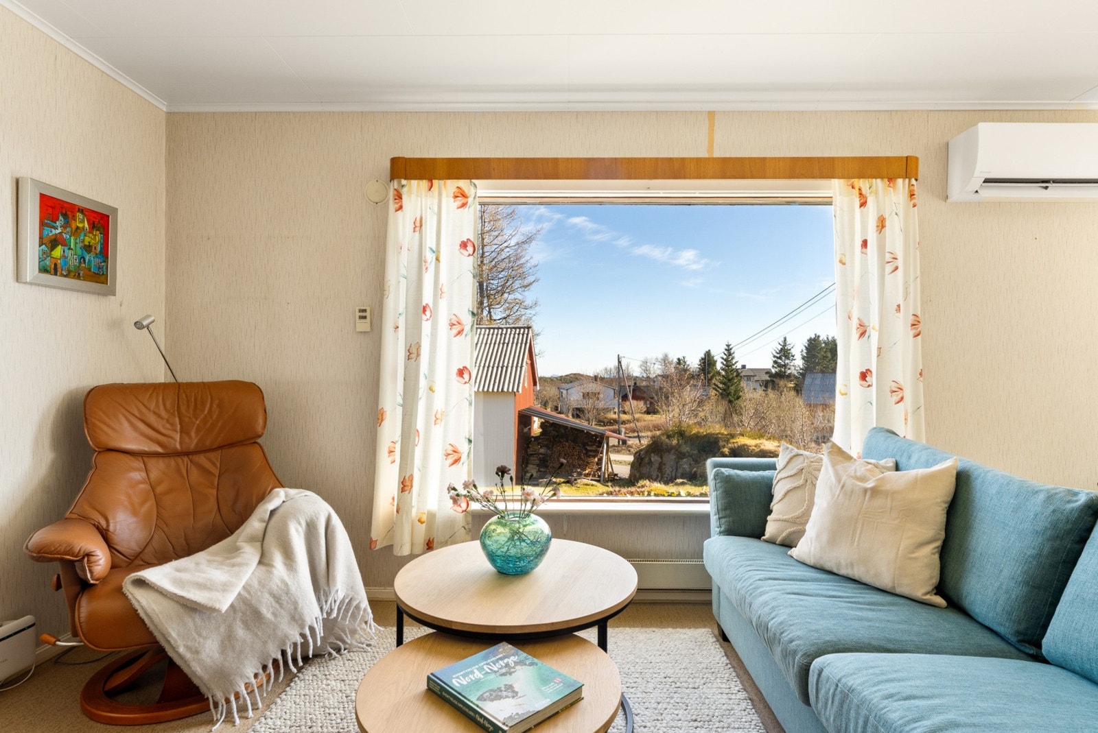 Plasseringen av boligen gir en enestående panoramautsikt i nesten alle retninger og rammer inn landskapet som et levende maleri som endrer seg med årstidene. Galleribilde