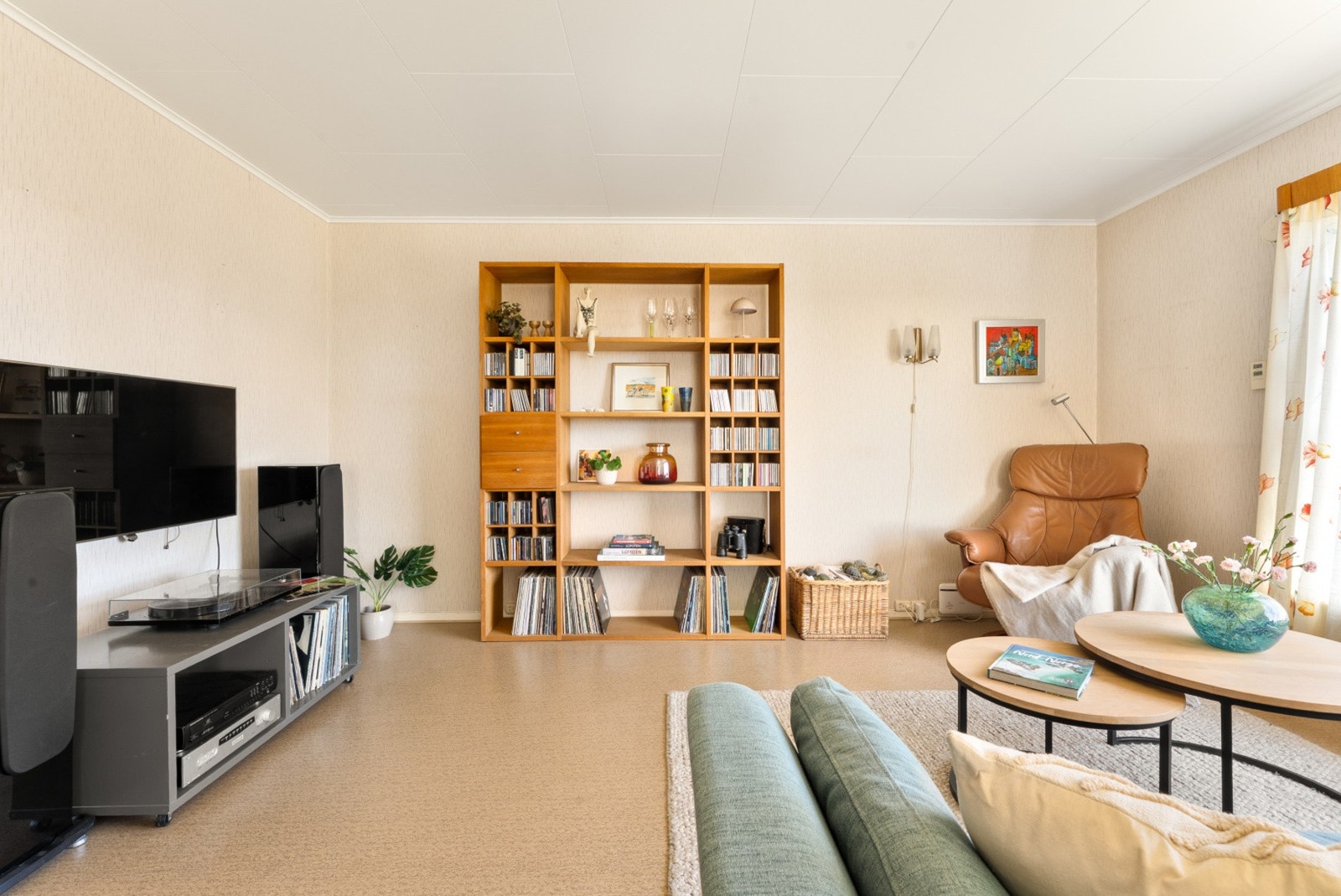 Her er det rikelig med plass til å innrede med både en komfortabel sofagruppe. Galleribilde