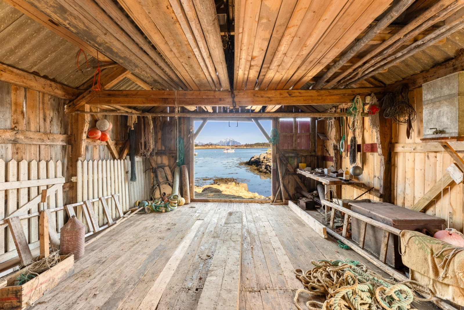 Naustet har tregulv og gir ypperlige lagringsmuligheter for båt og fiskeutstyr. Galleribilde
