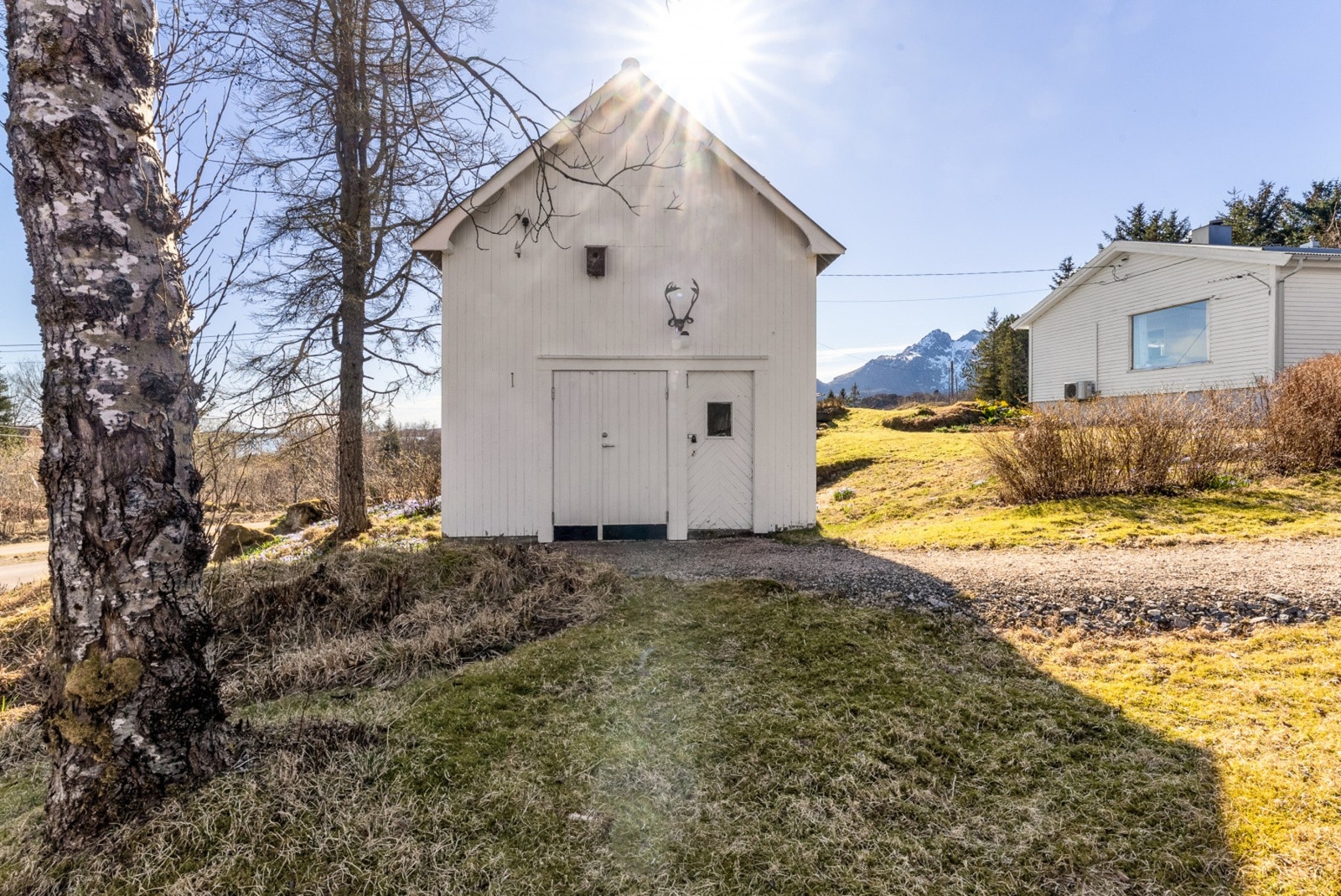 I tillegg finnes en solid uthus som ytterligere utvider den allerede gode lagringskapasiteten. Galleribilde