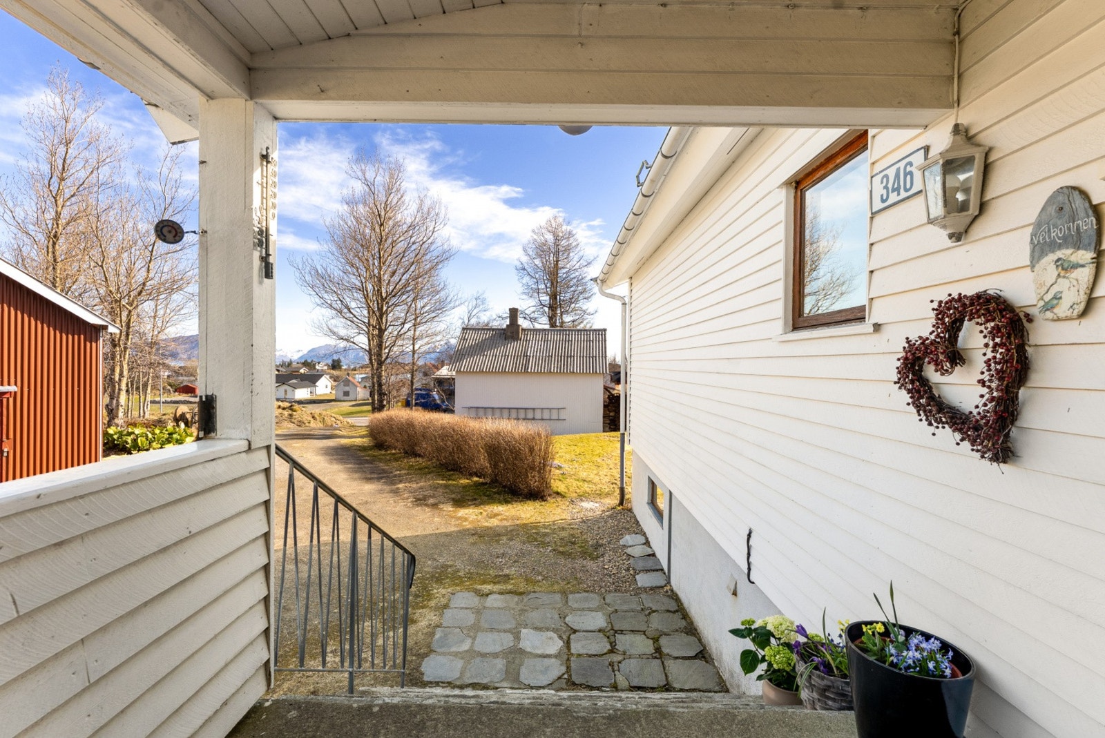 Når du kommer inn i J.M. Johansens vei 346, blir du møtt av en overbygget inngang før du fortsetter inn i en innbydende og nylig oppusset entré. Galleribilde