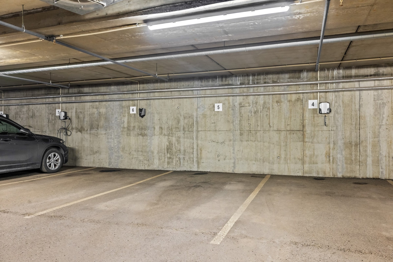Det medfølger en biloppstillingsplass i felles parkeringskjeller. Det er mulig å montere ladeboks for elbil etter avtale med styret. Galleribilde