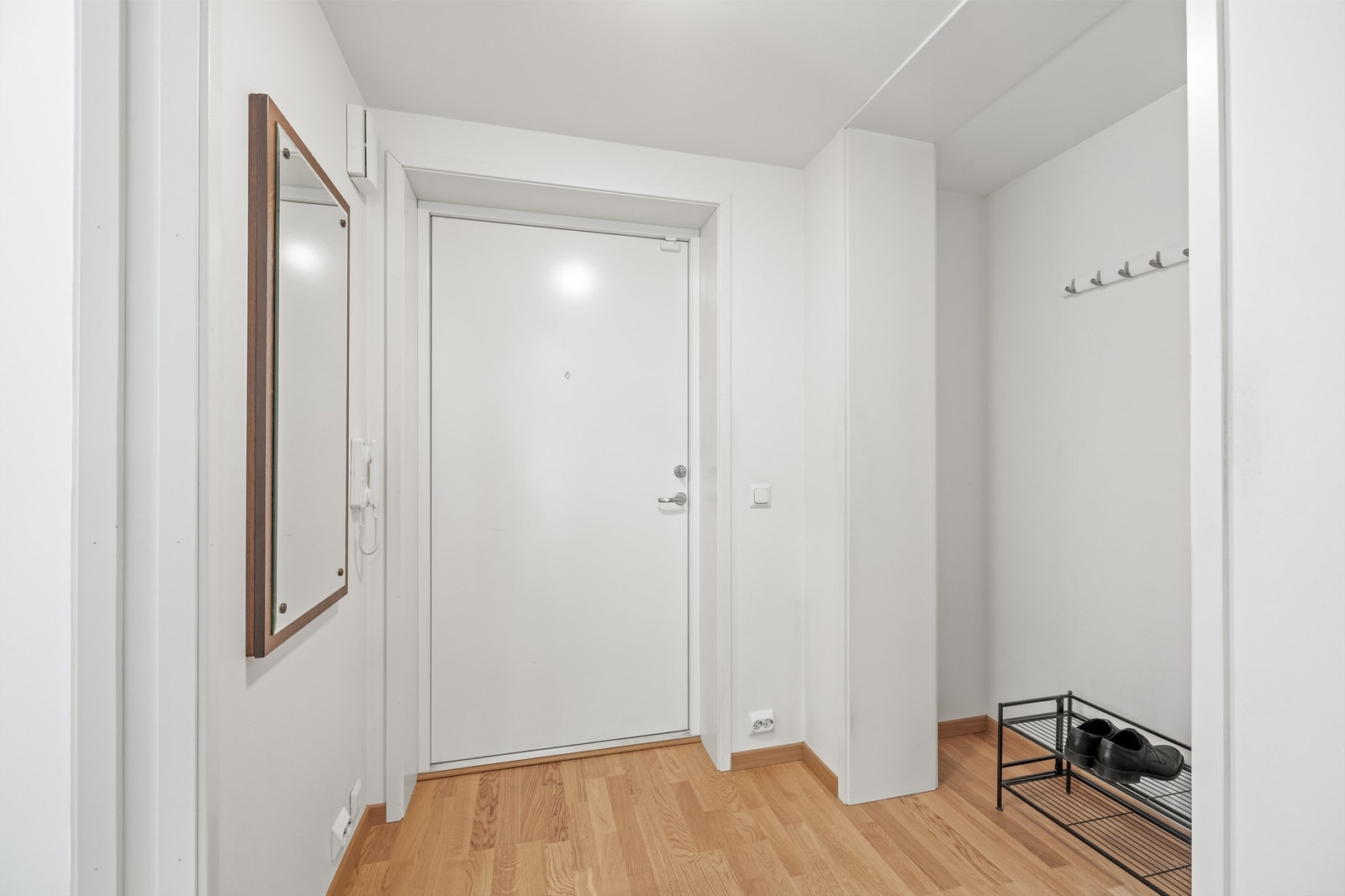 Entréen har parkett på gulvet, som er gjennomgående i stue og soverom, og plass til yttertøy. Galleribilde