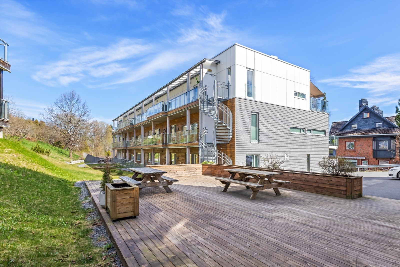 Borettslaget har hyggelige, felles uteplasser med sittegrupper for beboerne. Galleribilde