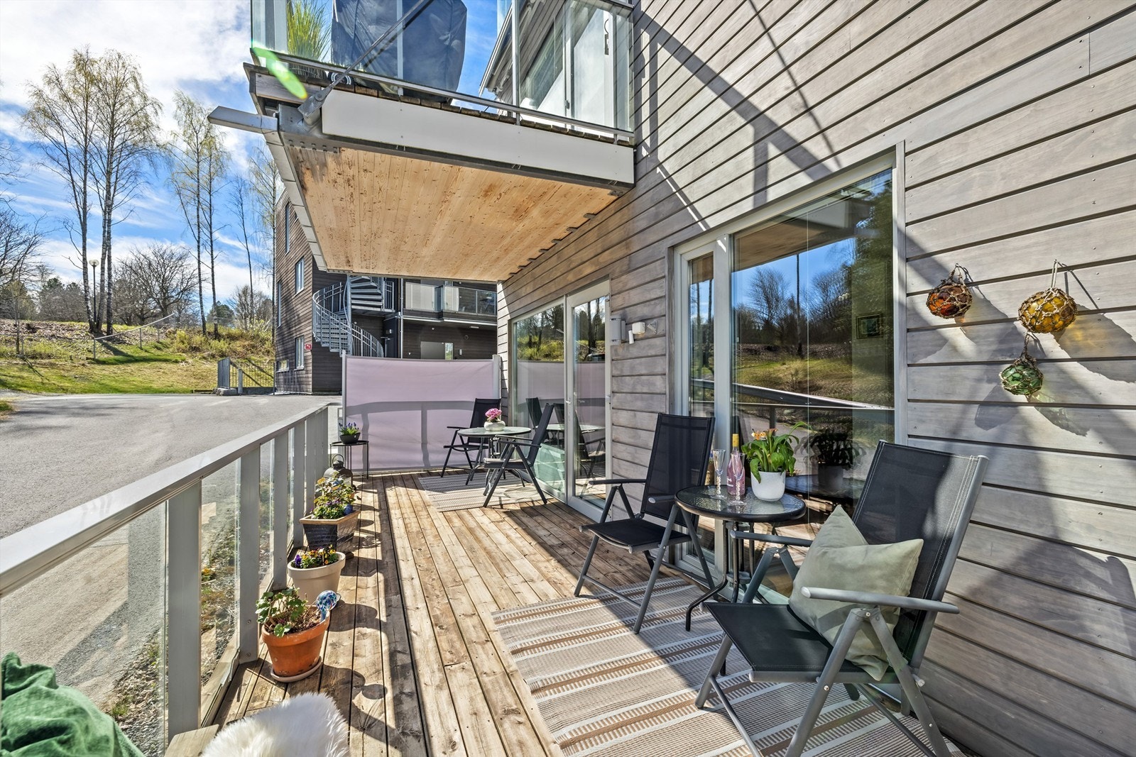 Uteplassen er delvis overbygget, noe som gir ly for vær og vind. Galleribilde