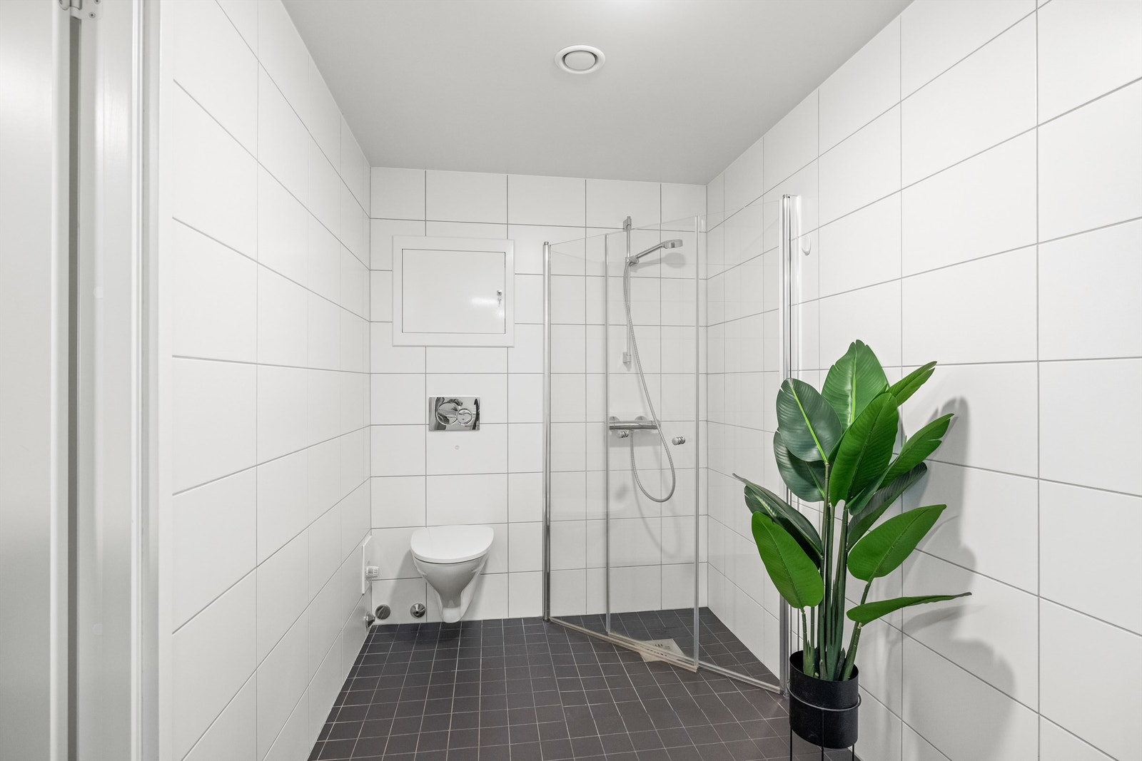 Badet har flislagte overflater og vannbåren gulvvarme. Galleribilde