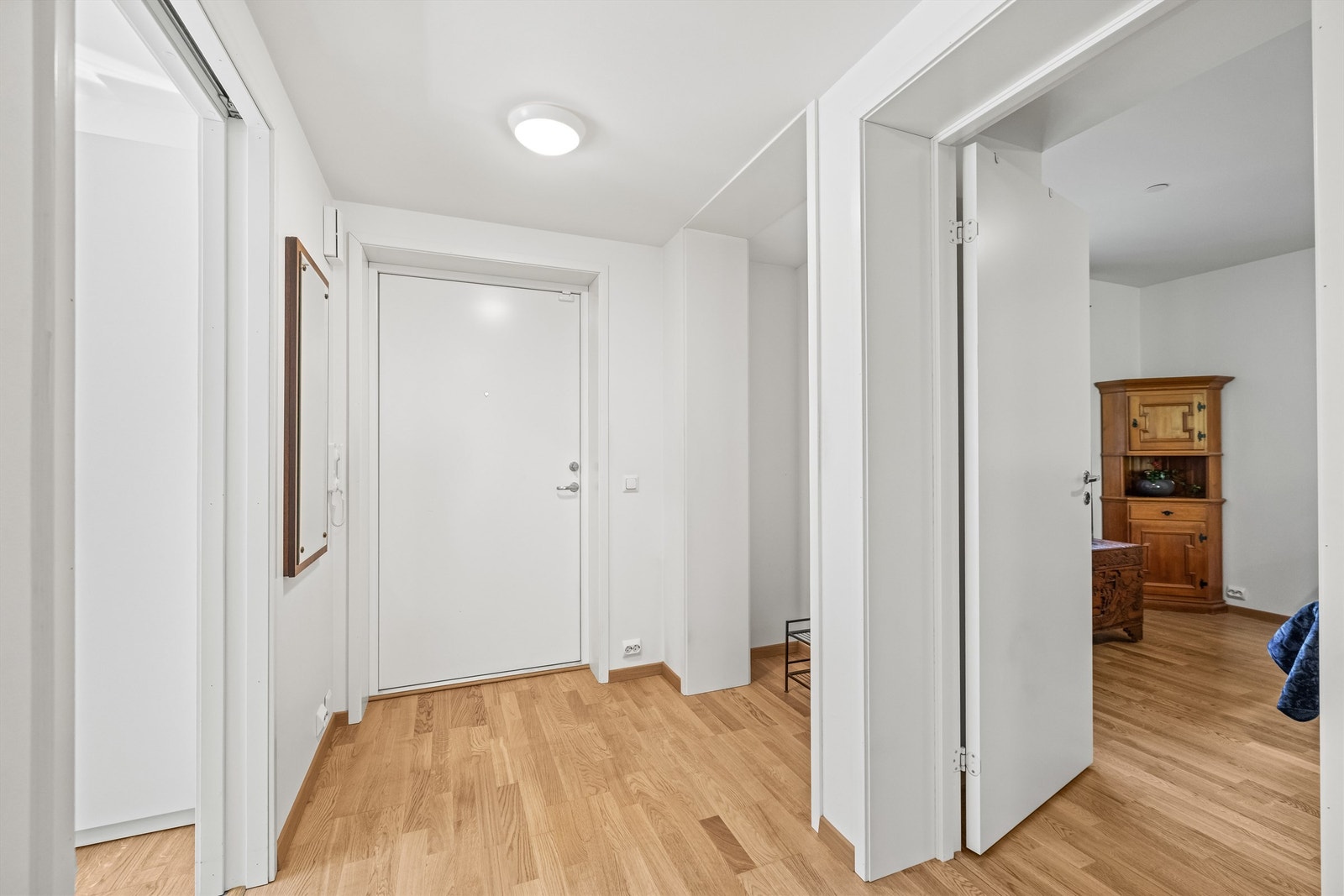 Fra entréen er det adkomst til leilighetens øvrige rom. Boligen har balansert ventilasjon som sikrer et sunt inneklima. Galleribilde