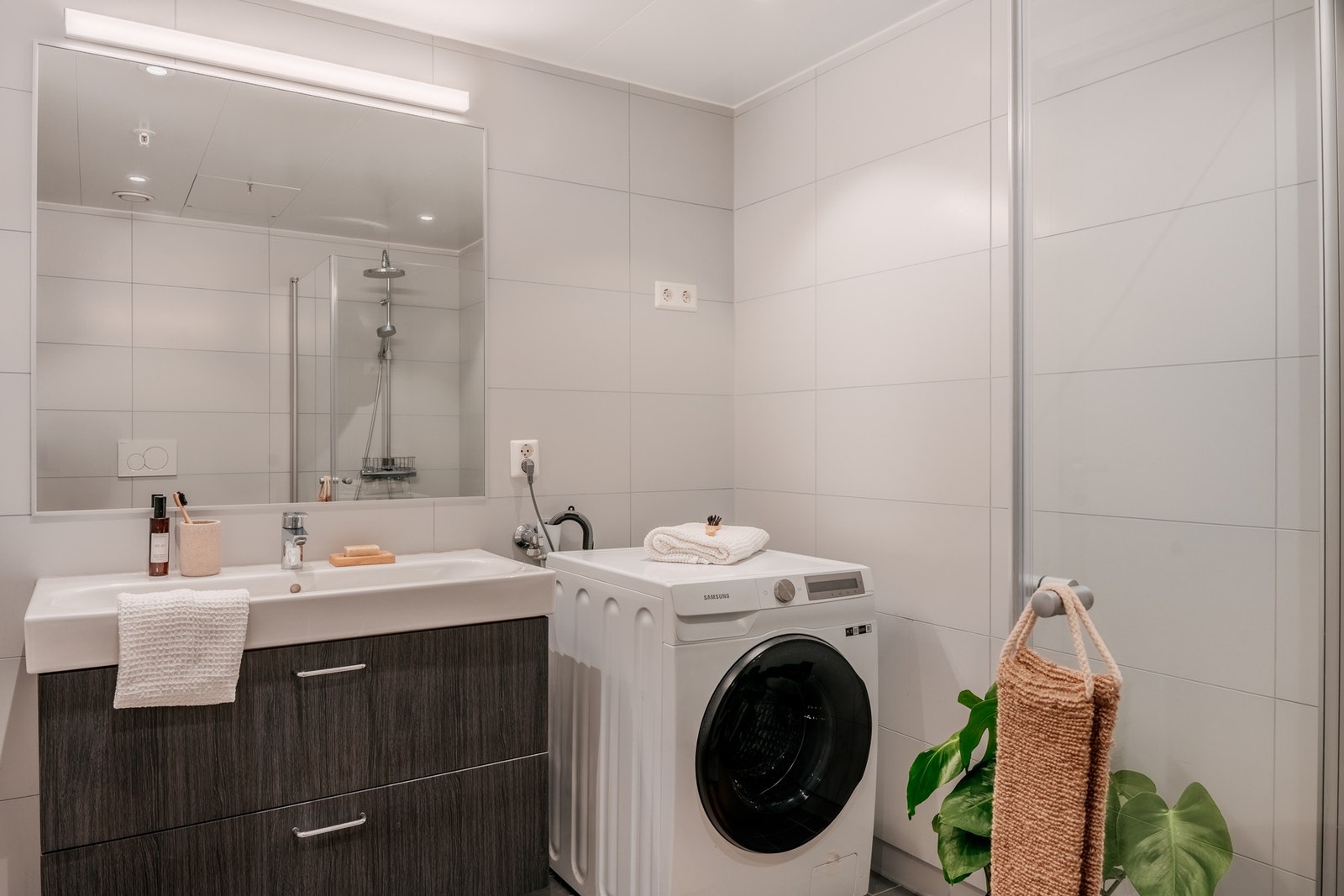 Badet måles til 5,1 kvm. og er helfliset med innfelte downlights i himling, og underliggende varmekabler. Galleribilde