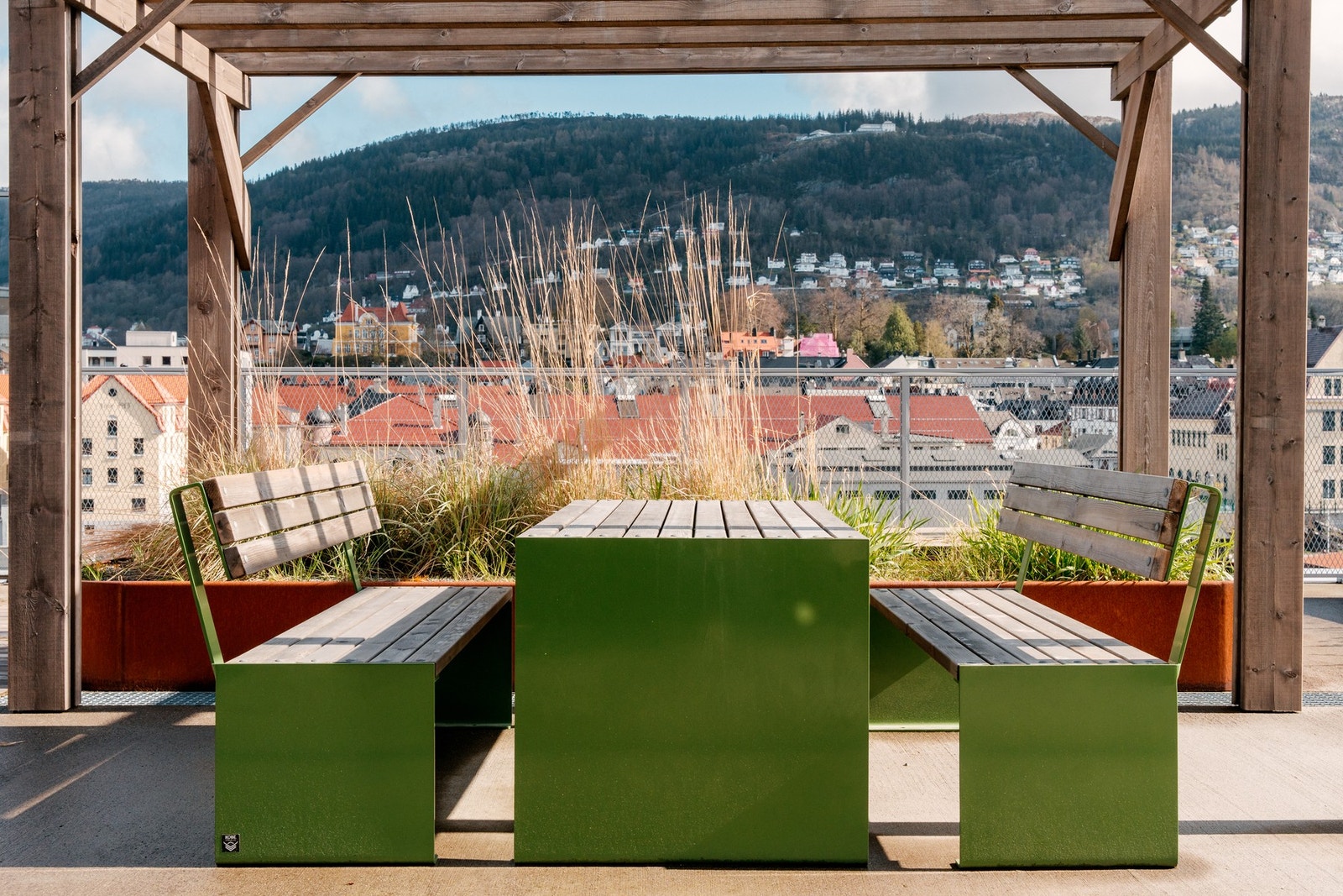 Her er det pent innredet med pergola og sitteplasser. Galleribilde
