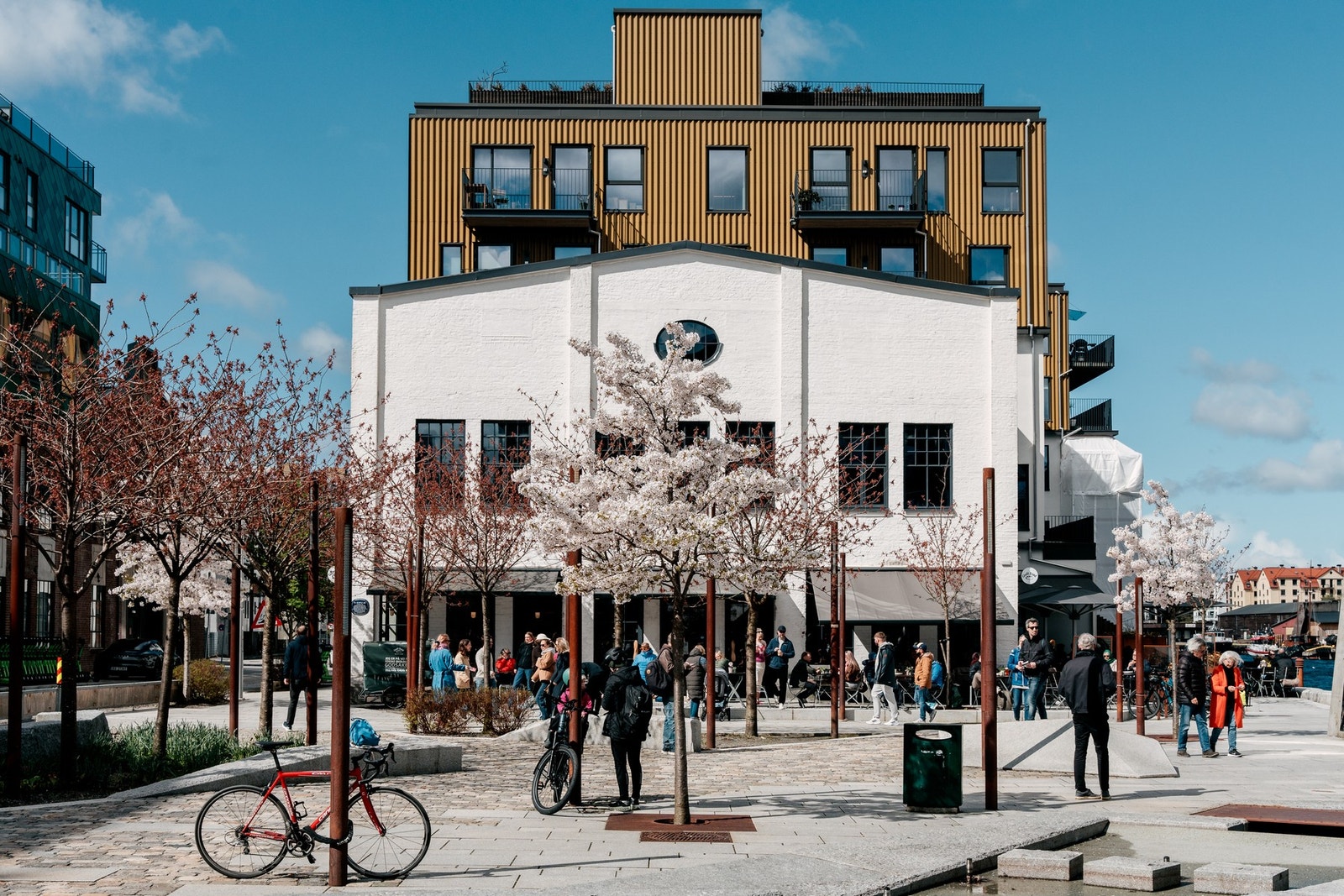 Damsgård byr på mye flotte fasiliteter som bakeri, cafeer, restauranter, treningssenter og dagligvare. Galleribilde