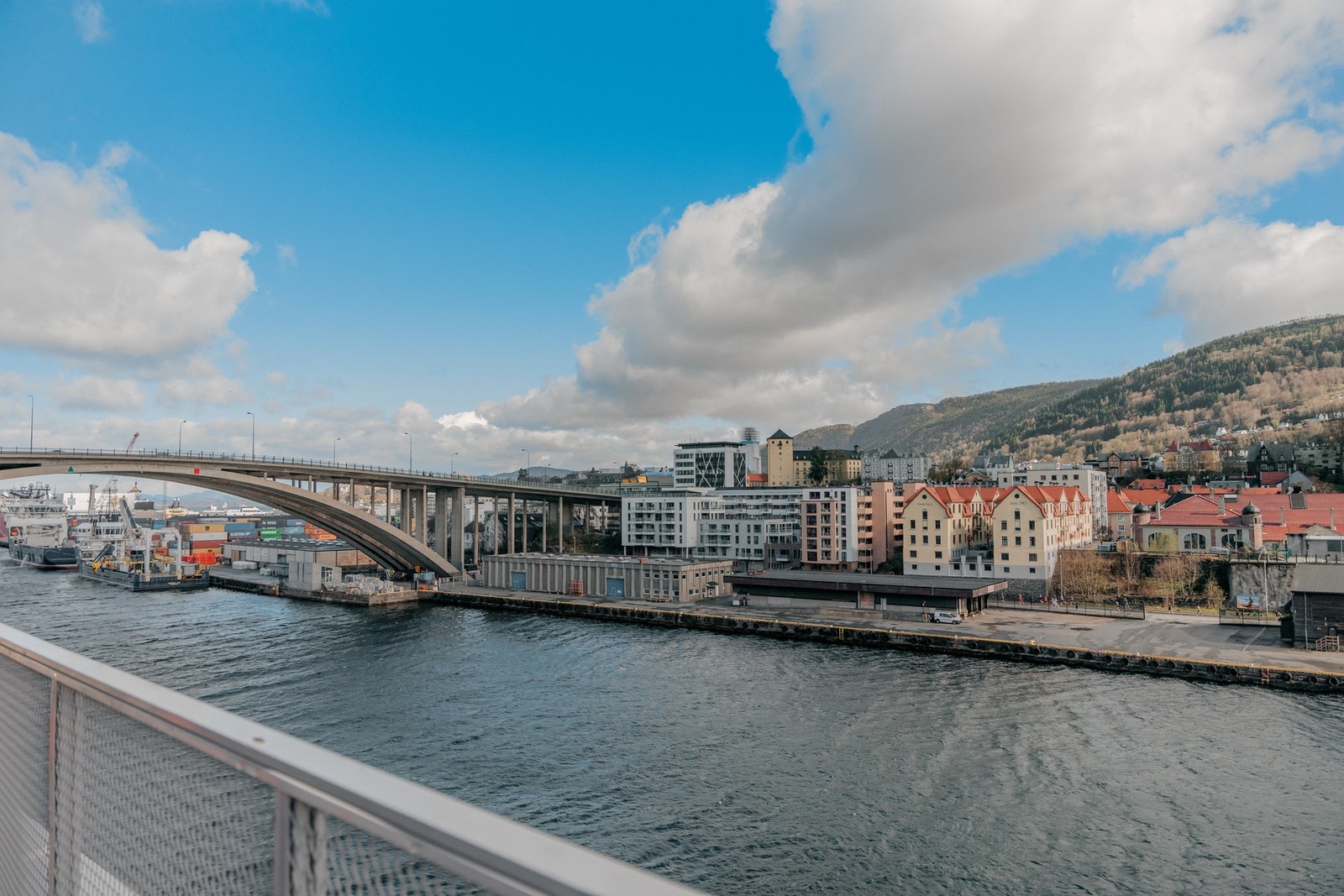 Herfra er det en nydelig utsikt mot Bergen og svært gode solforhold hele dagen! Galleribilde