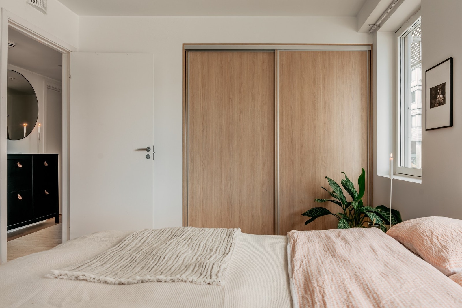 Det er også godt med oppbevaringsplass i en praktisk garderobe. Galleribilde