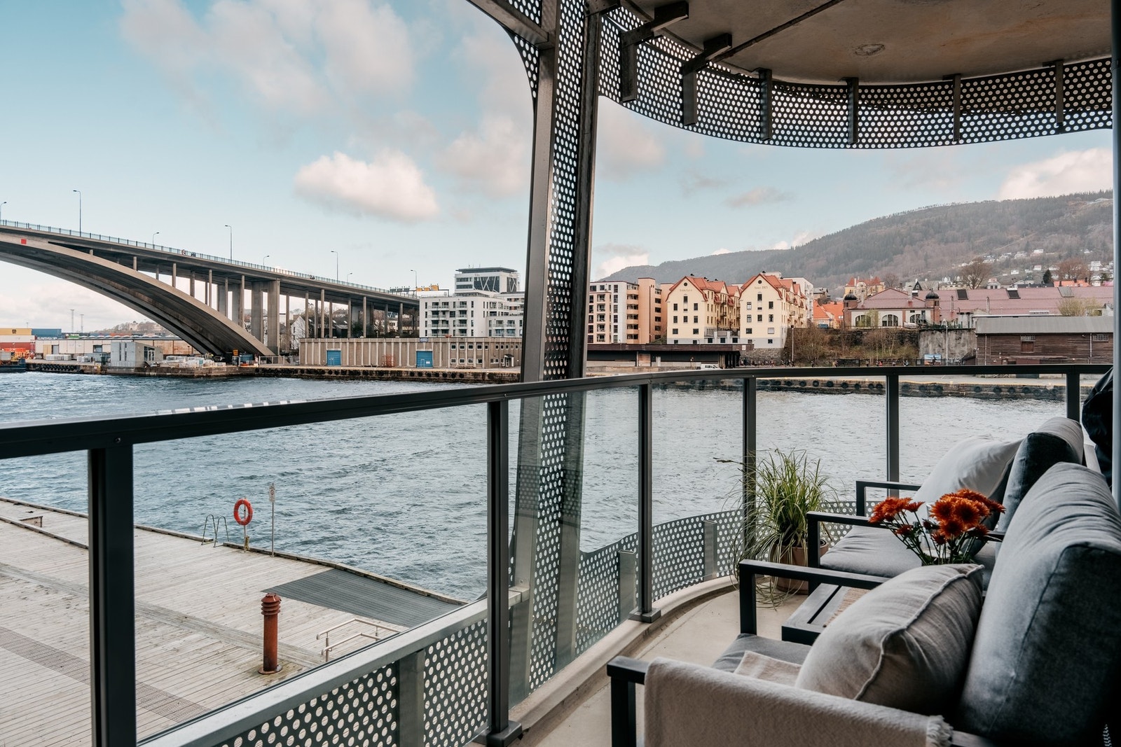 Balkongen måles til 10,3 kvm. og har god plass til hagemøbler, slik at man kan slå seg ned og nyte fine dager. Galleribilde