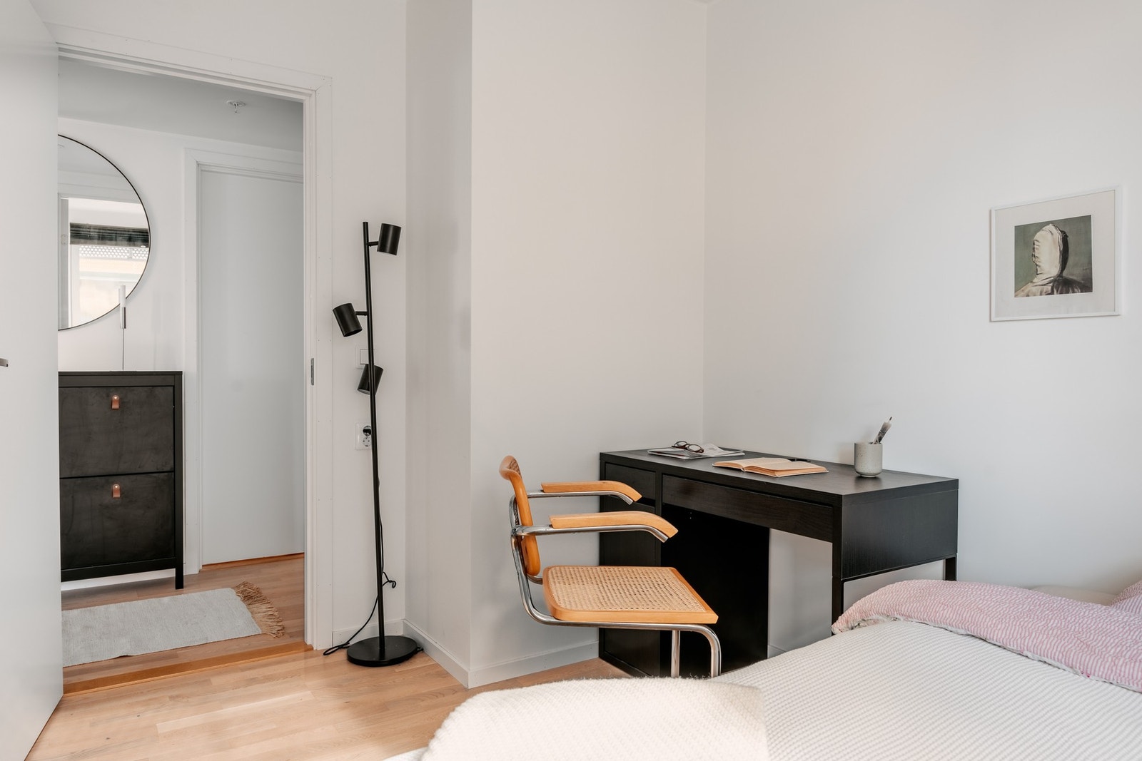 Her er det også god plass til seng, nattbord og garderobe for oppbevaring. Galleribilde