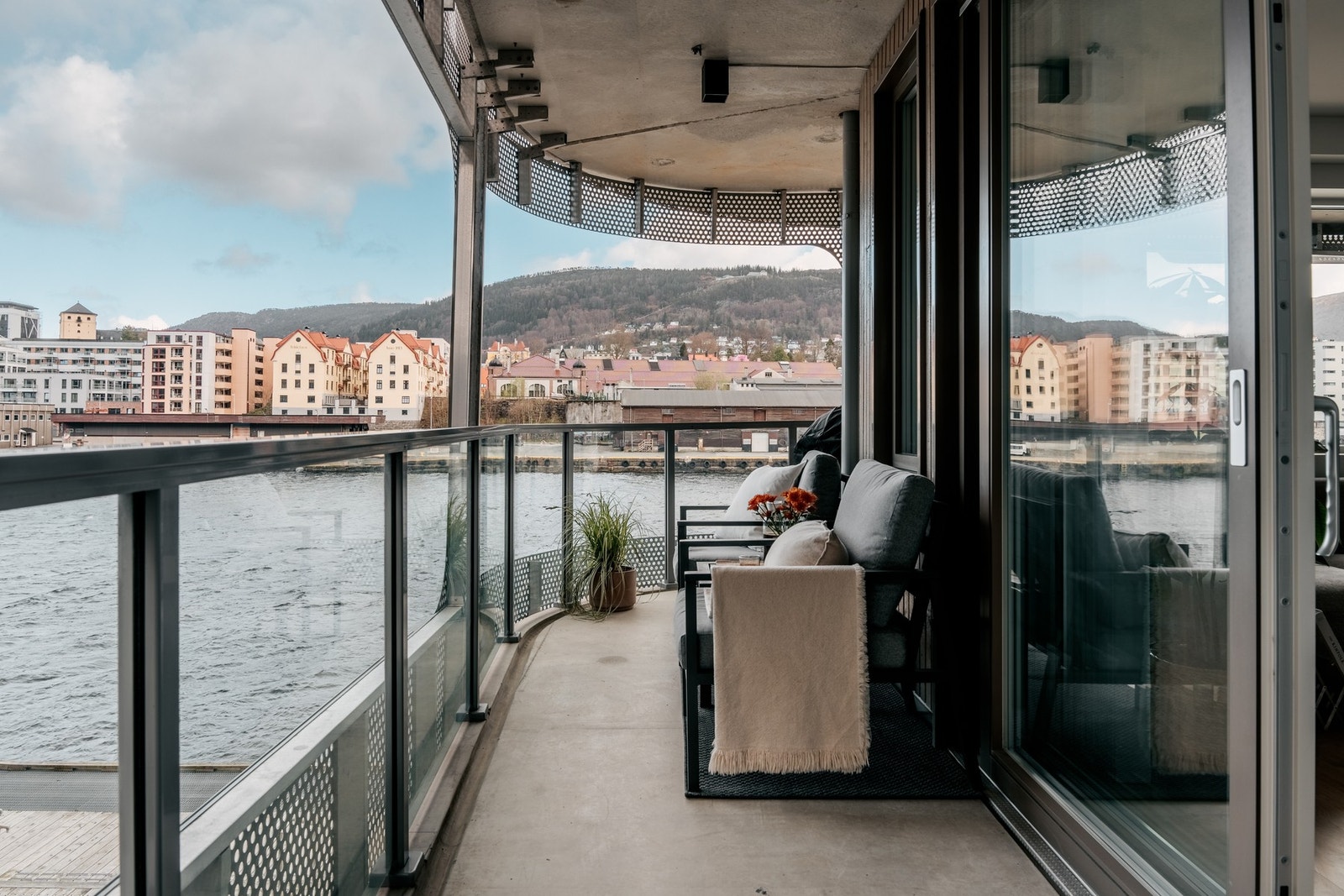 Dette er en lekker 3-roms leilighet på bryggekanten med balkong og sjøutsikt! Galleribilde