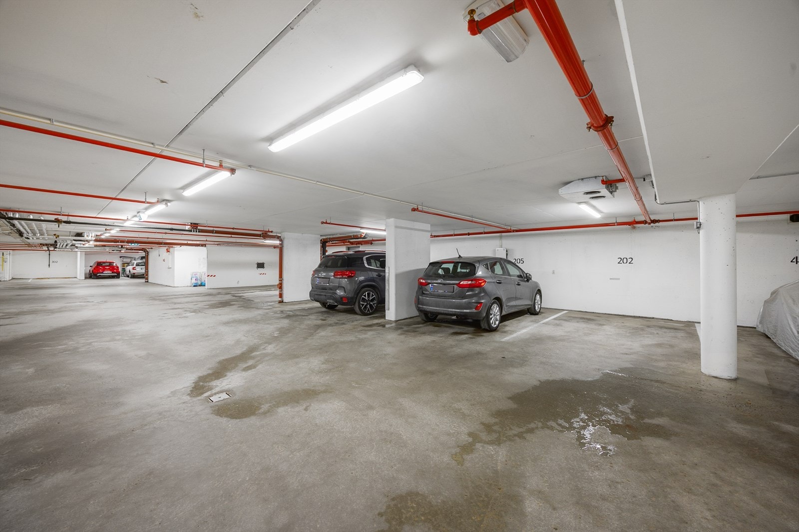 Garasjeplass og bod er merket 202. Galleribilde