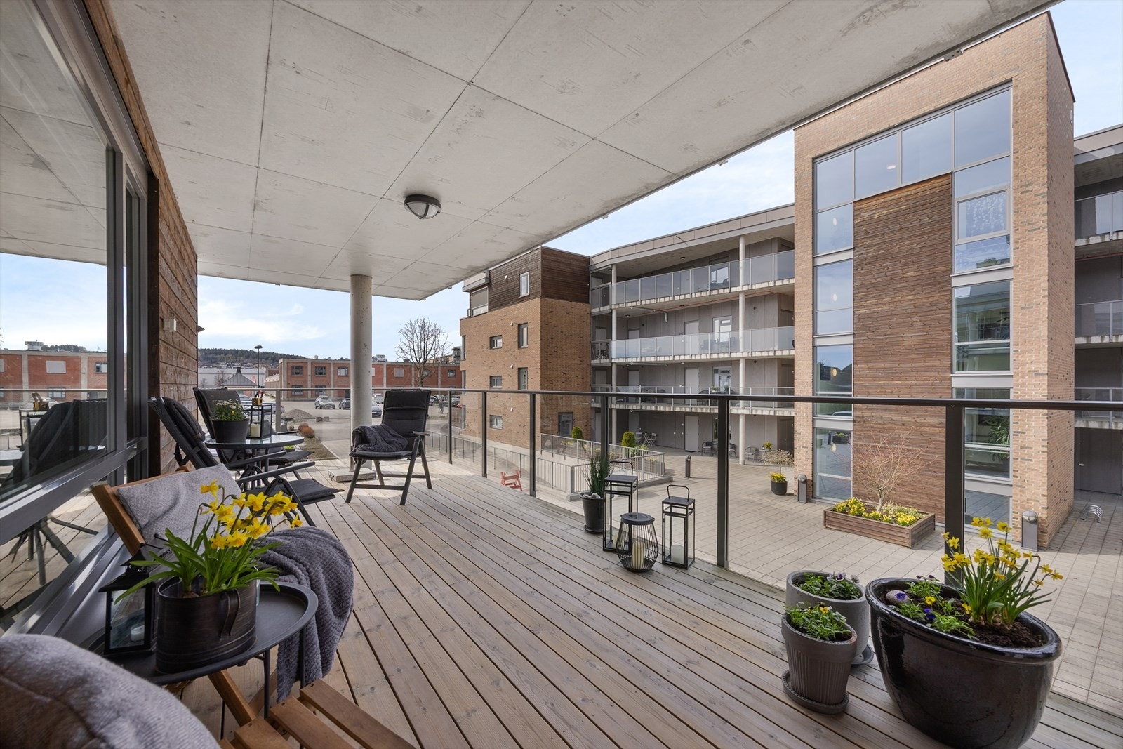 Fra stua er det utgang til deilig overbygget terrasse med god plass til ønsket møblering. Galleribilde