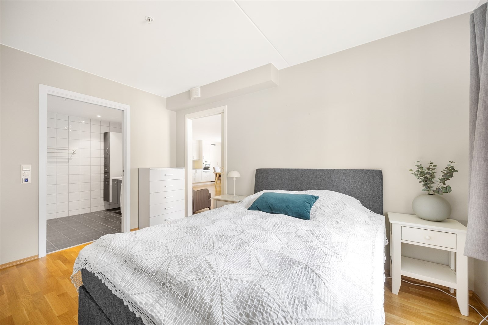 Hovedsoverommet med adkomst fra stua har samme lyse overflater som boligen for øvrig, med tilknyttet baderom. Galleribilde