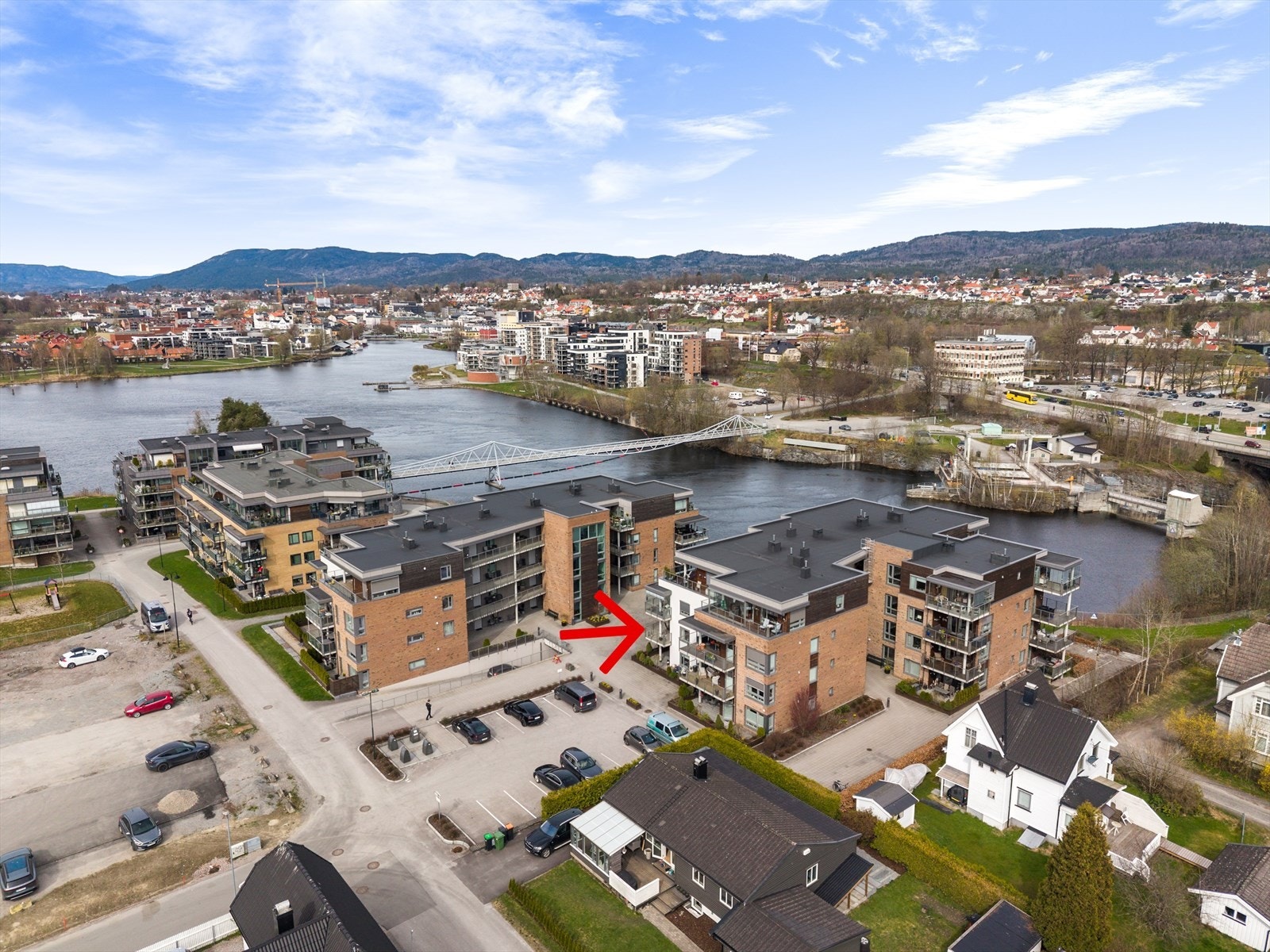 Det er også opparbeidet fine turstier rundt hele Hjellevannet og til populære Bakkestranda, hvor det årlig arrangeres St. Hans feiring. Galleribilde