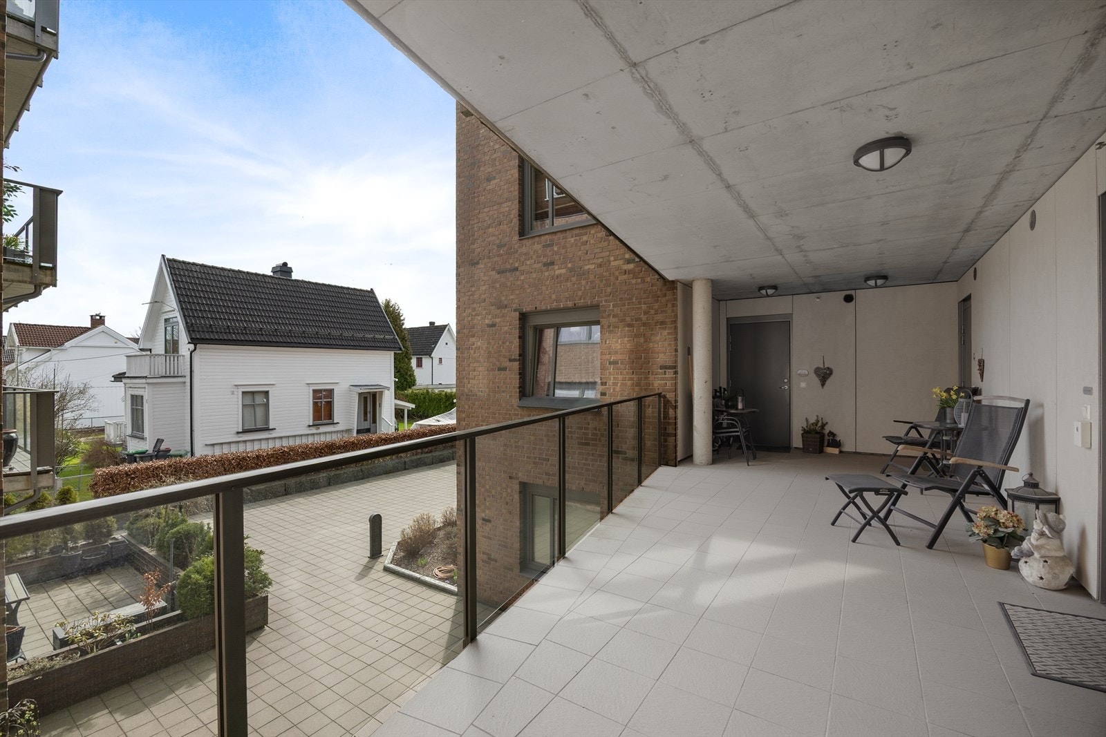 Hyggelig svalgang ved inngangspartiet! Galleribilde
