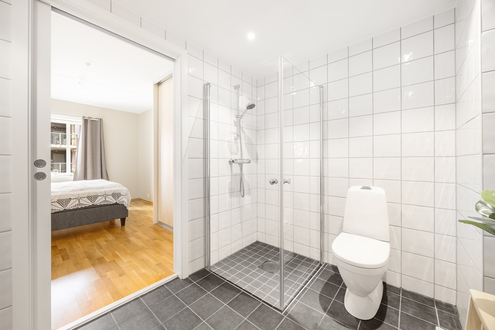 Badet er også innredet med dusjhjørne med innfellbare glassvegger og toalett, samt opplegg for og plass til vaskemaskin. Galleribilde