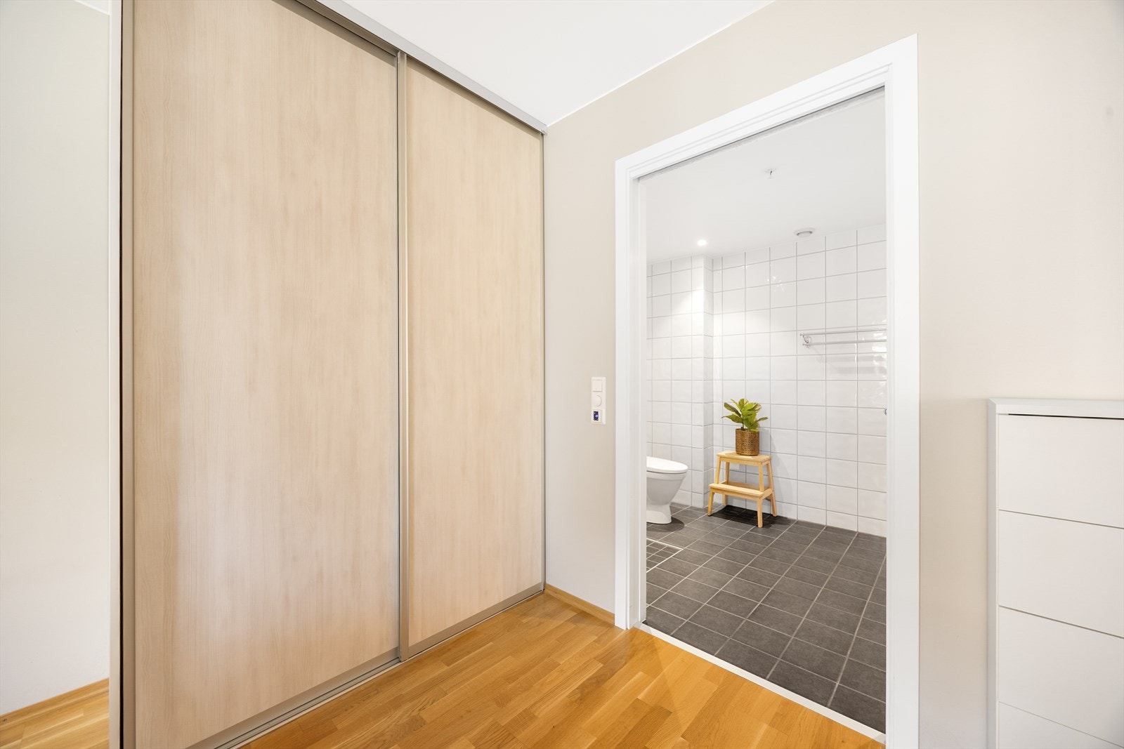 God oppbevaringsplass i skyvedørsgarderobe. Galleribilde