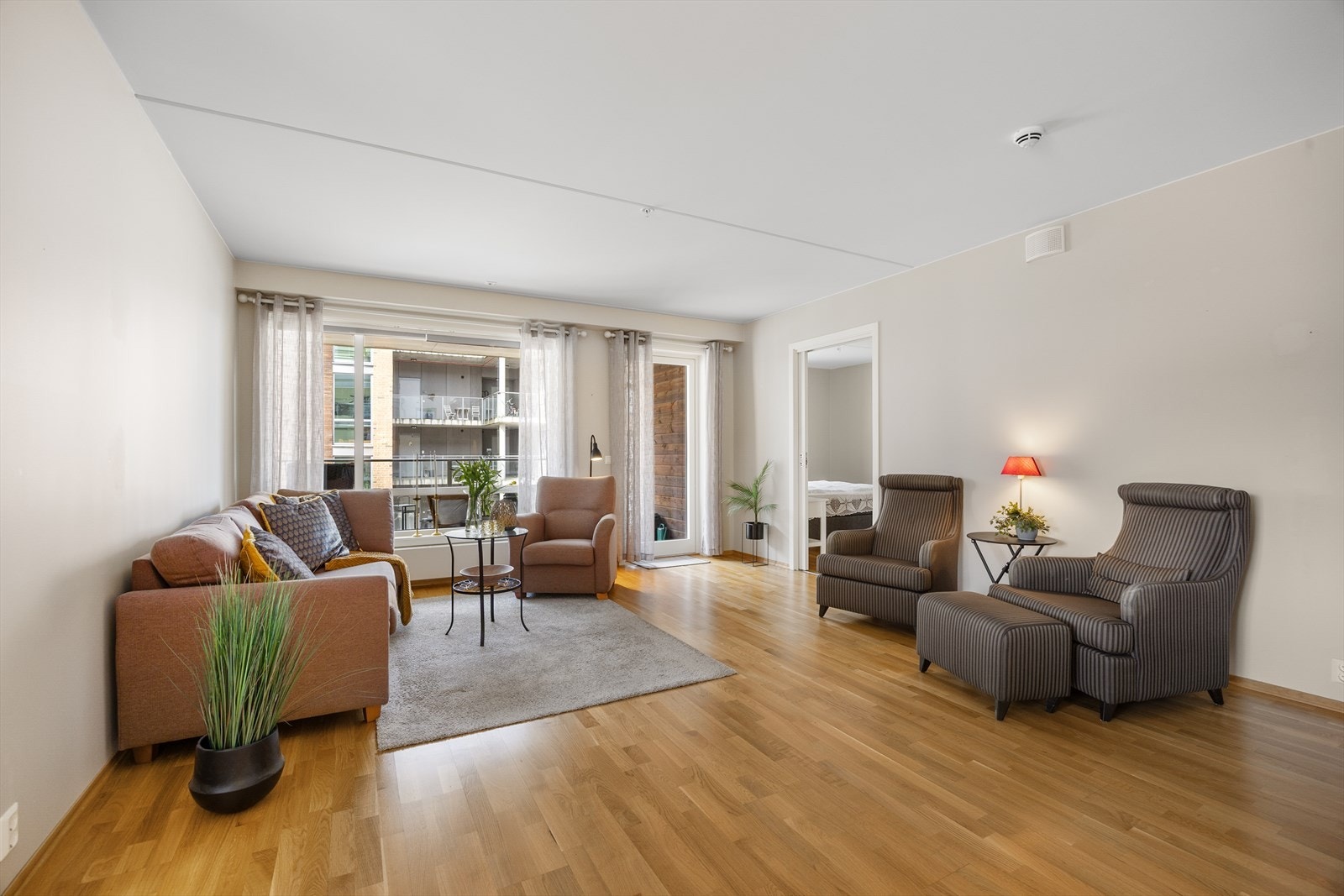 Det er vannbåren varme med radiator plassert på vegg i stue. Galleribilde