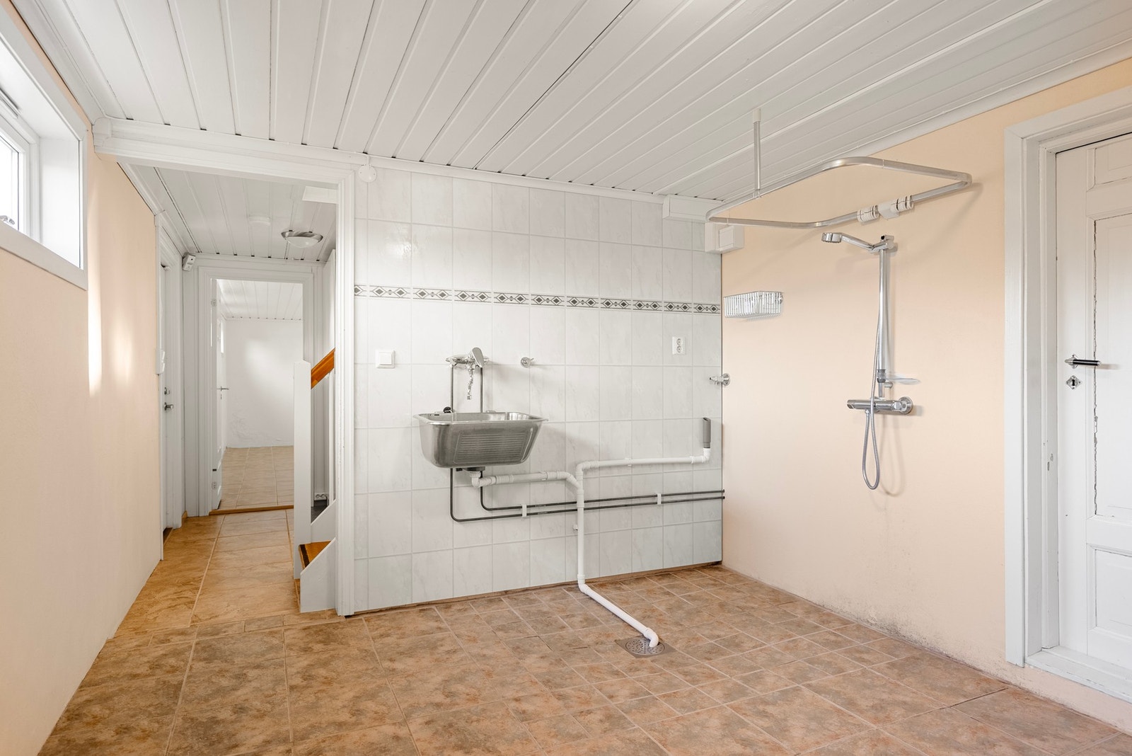 Praktisk, separat og romslig vaskerom med gode muligheter for ekstra benker og skap som gir en organisert og effektiv hverdag Galleribilde
