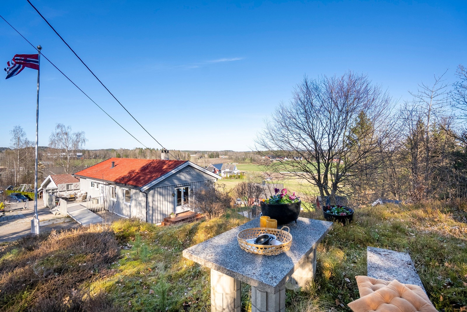 Litt i høyden på tomten er det etablert enda en fredelig uteplass Galleribilde