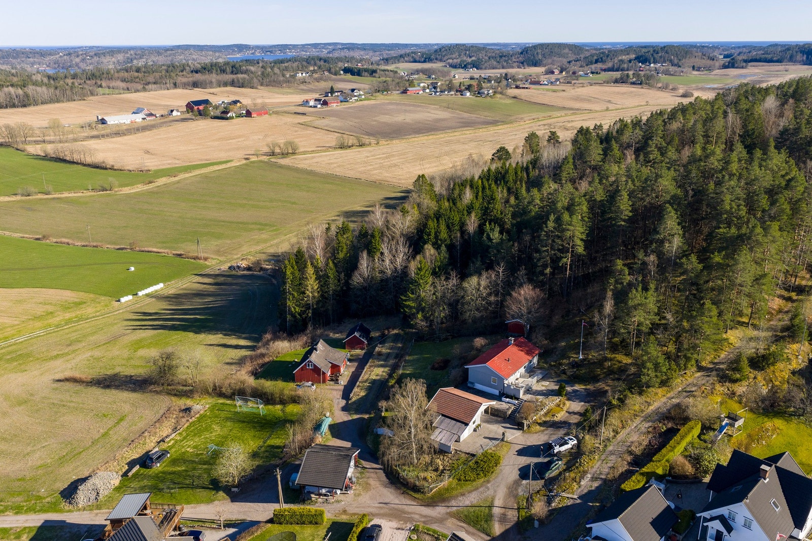 Fredelig og landlig beliggenhet med kort vei til turområder, Storevarstranda og Stokke sentrum Galleribilde