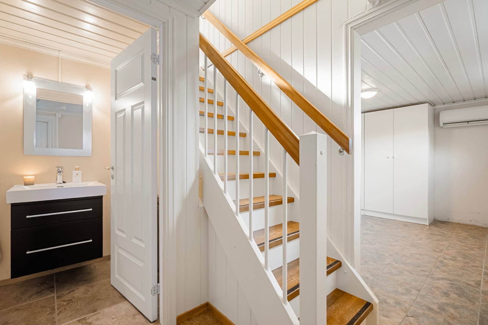 På bunnen av trappen er det etablert ekstra toalett Galleribilde