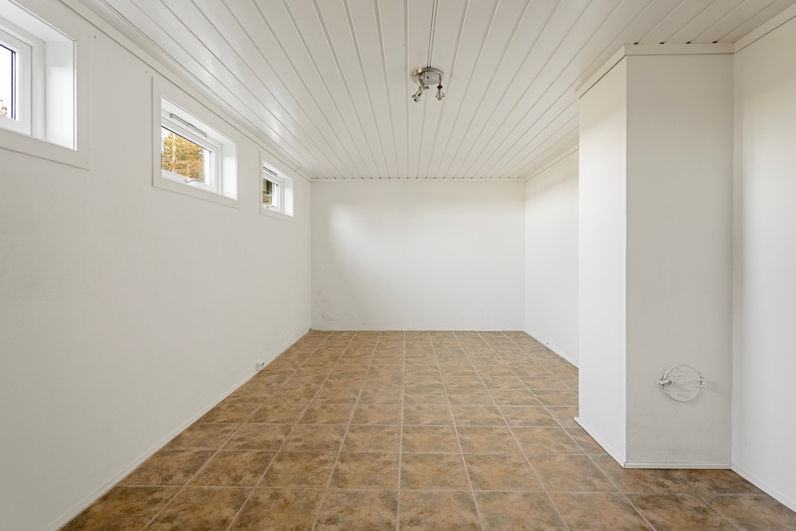 I kjelleretasjen er 2 bodrom slått sammen for stor og romslig lagringsplass Galleribilde