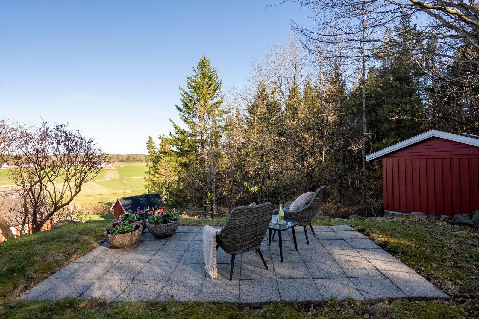 Her er det plass til både bålpanne på vinteren og trampoline på sommeren, som gir fleksible uteopplevelser året rundt Galleribilde