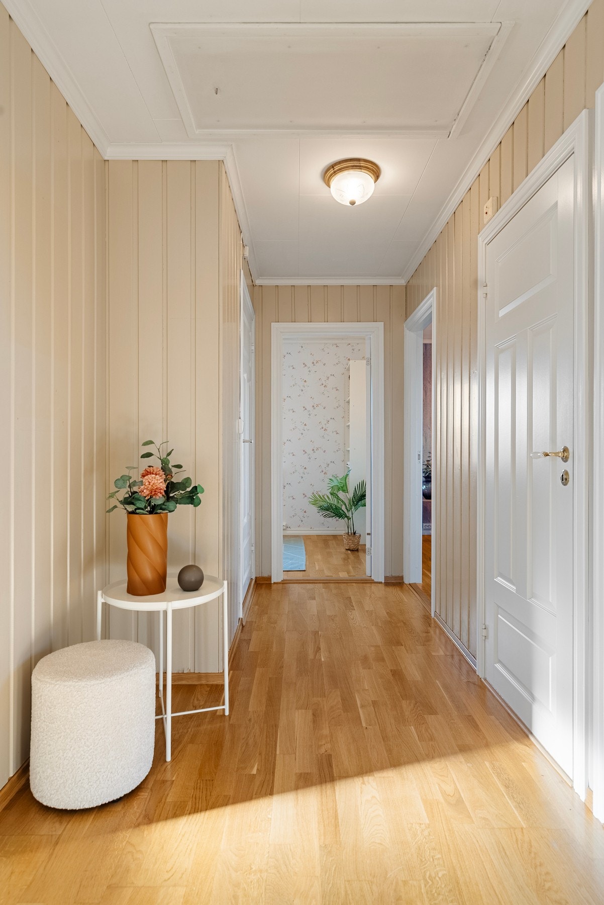 En god planløsning med oppholdsrom i den ene enden, soverom i den andre og bad/WC plassert mellom Galleribilde