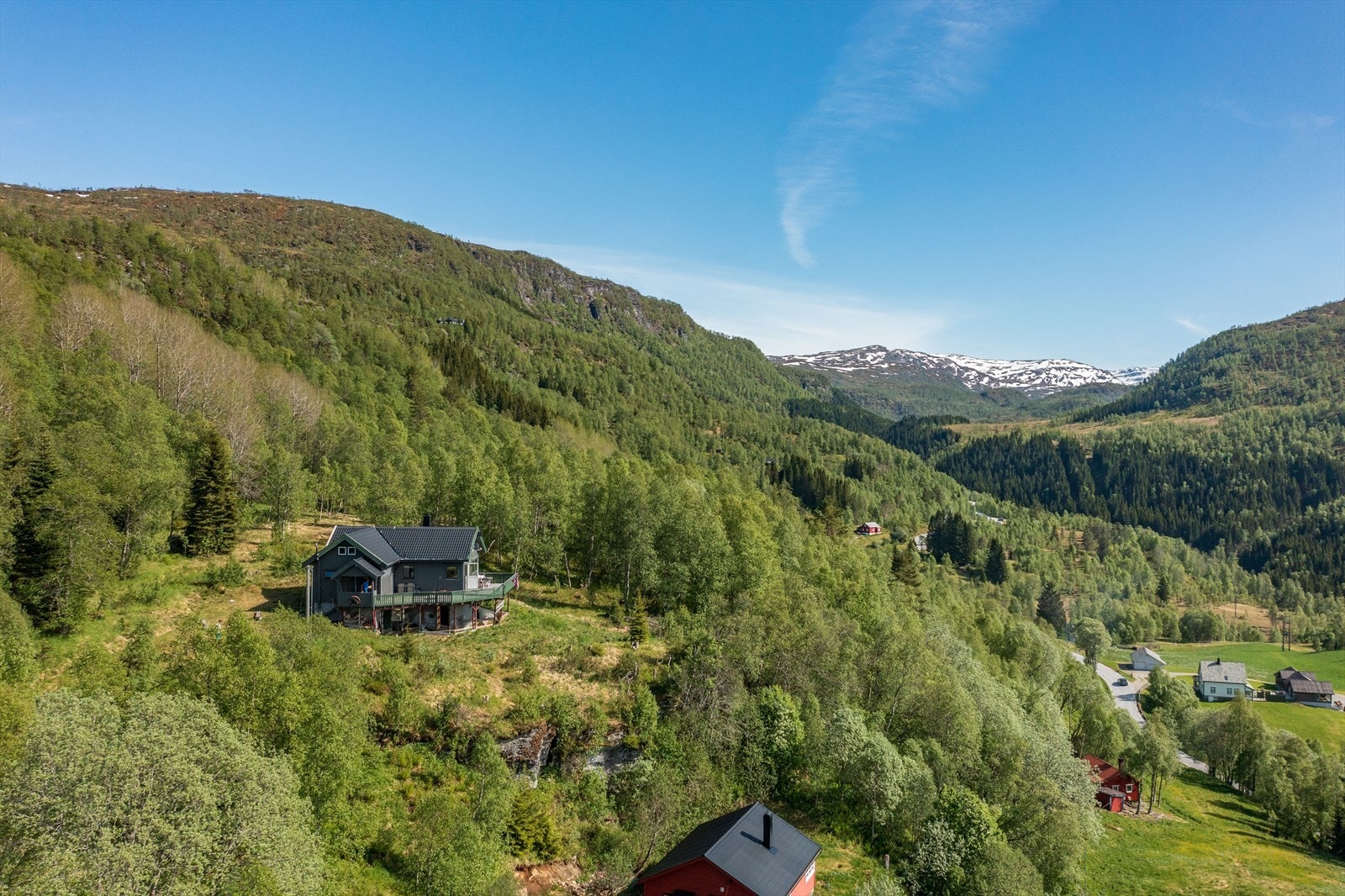 Parkering ved kommunalveg og der i fra følger du en ca. 300 meters tråkket sti opp til hytten. Galleribilde