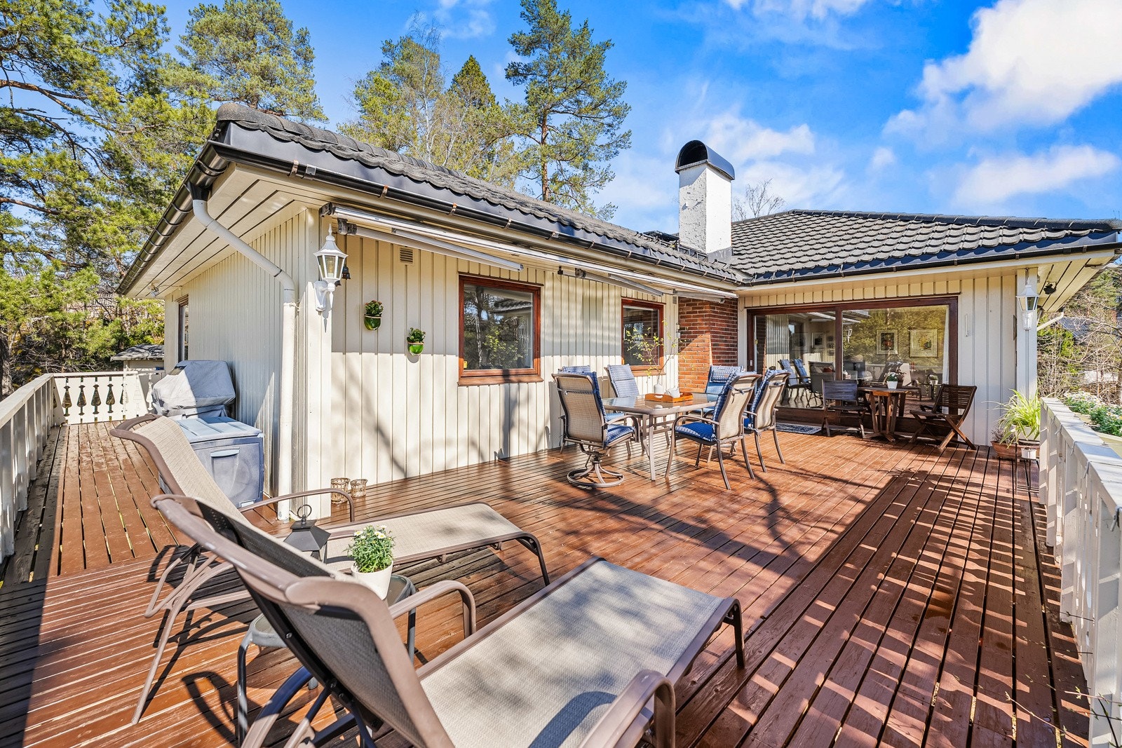 Fra stuen er det utgang til en sydvestvendt terrasse på ca. 50 kvm. Galleribilde