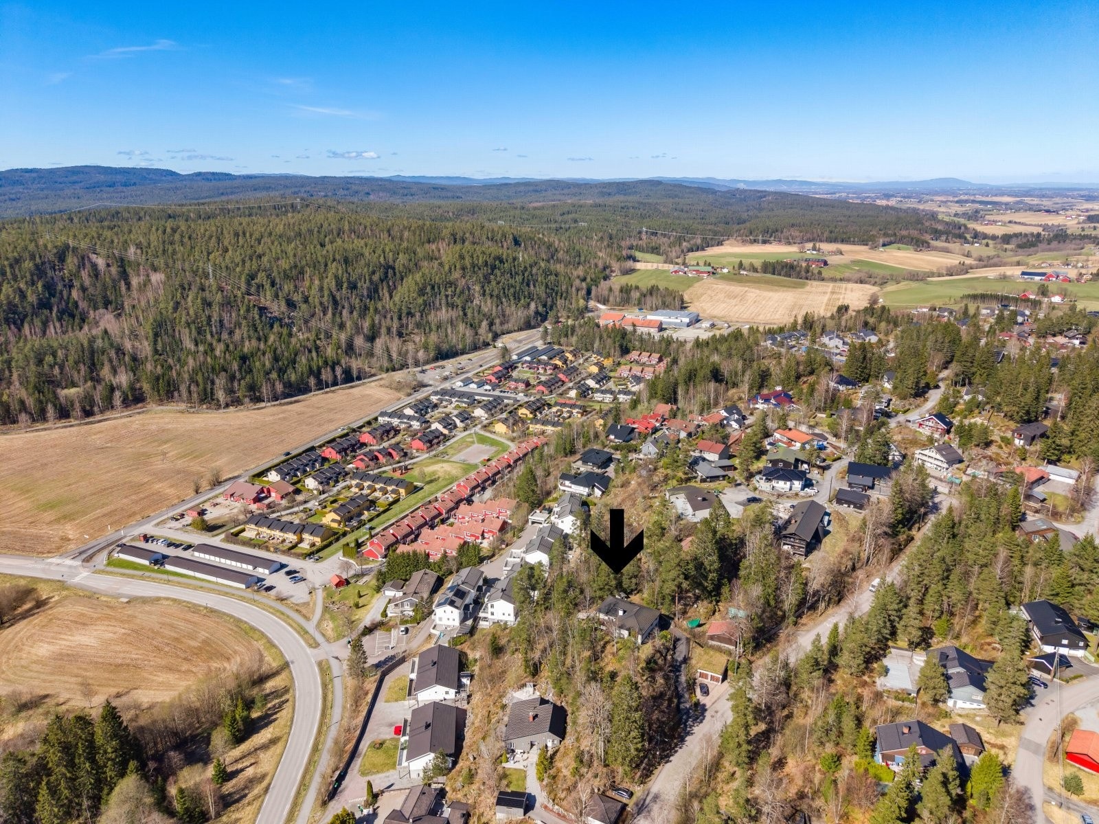 Attraktivt og svært barnevennlig villastrøk med kort vei til skoler, barnehager, dagligvarebutikker, restauranter og busstopp med ekspressbuss til Oslo. Galleribilde