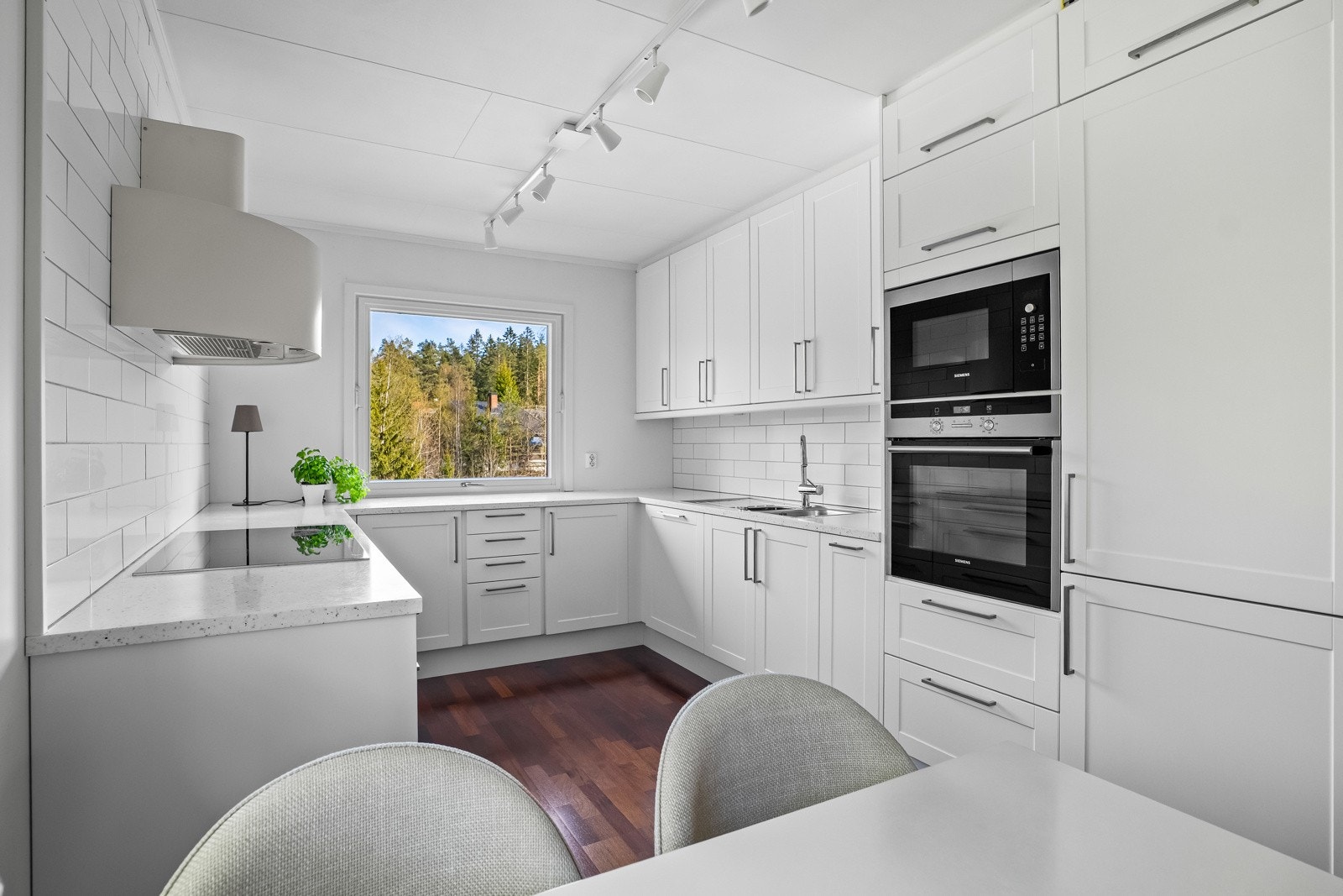 Nyere og stilrent kjøkken med integrerte hvitevarer fra Siemens. Flott Røros ventilator. Galleribilde