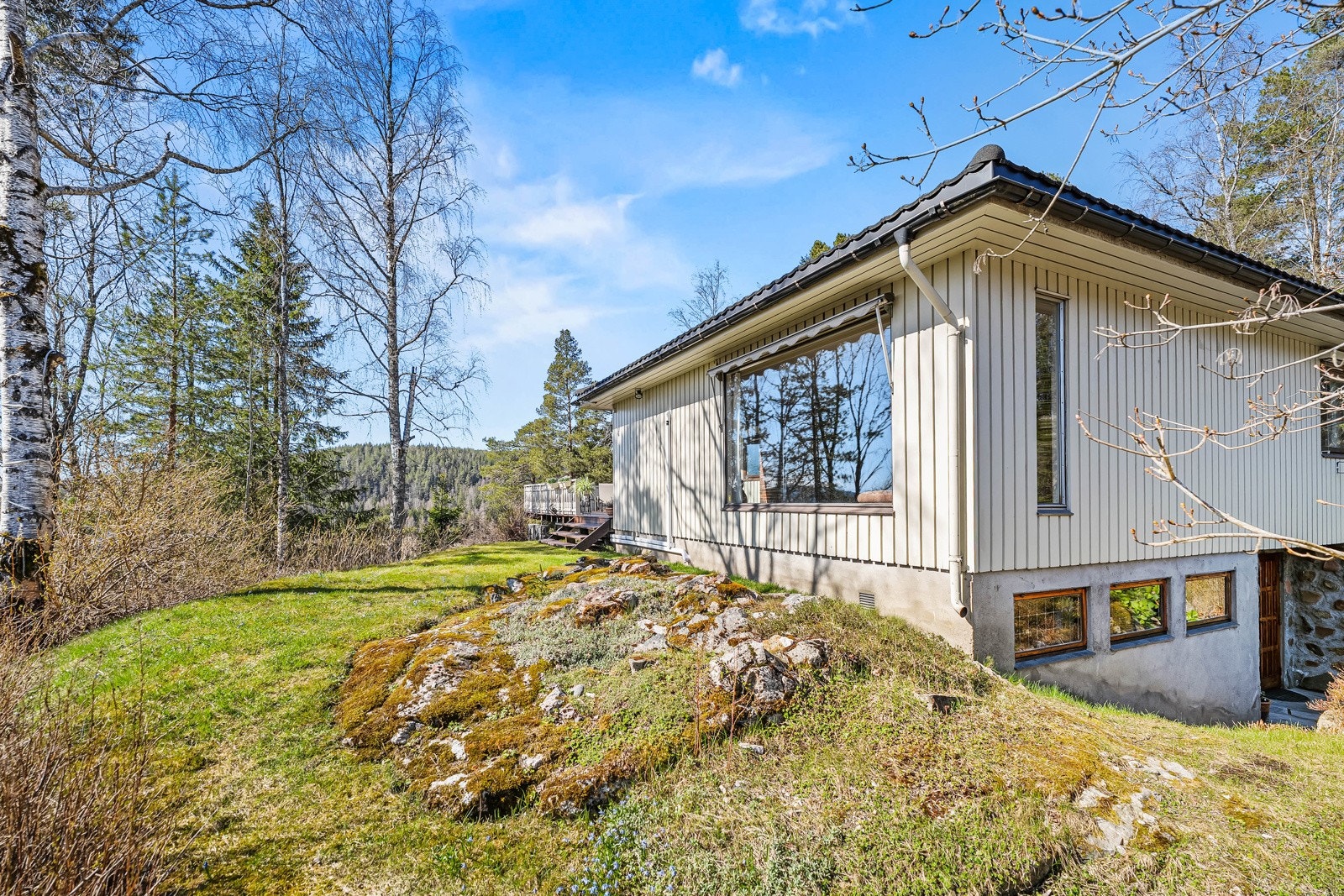 Stor og flott naturtomt med opparbeidet hage og fin beplantning. Galleribilde