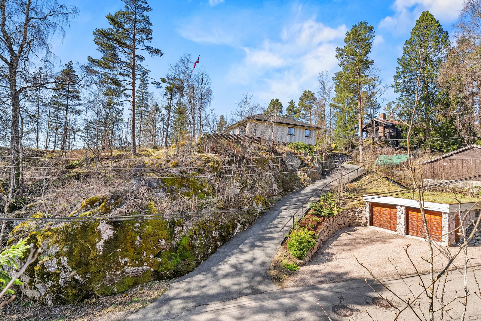 Enebolig med stor og skjermet tomt på 2,5 mål. Det er installert snøsmeltingsanlegg (m/ fukt/temperatur sensorer) fra garasjen og opp til boligen. Galleribilde
