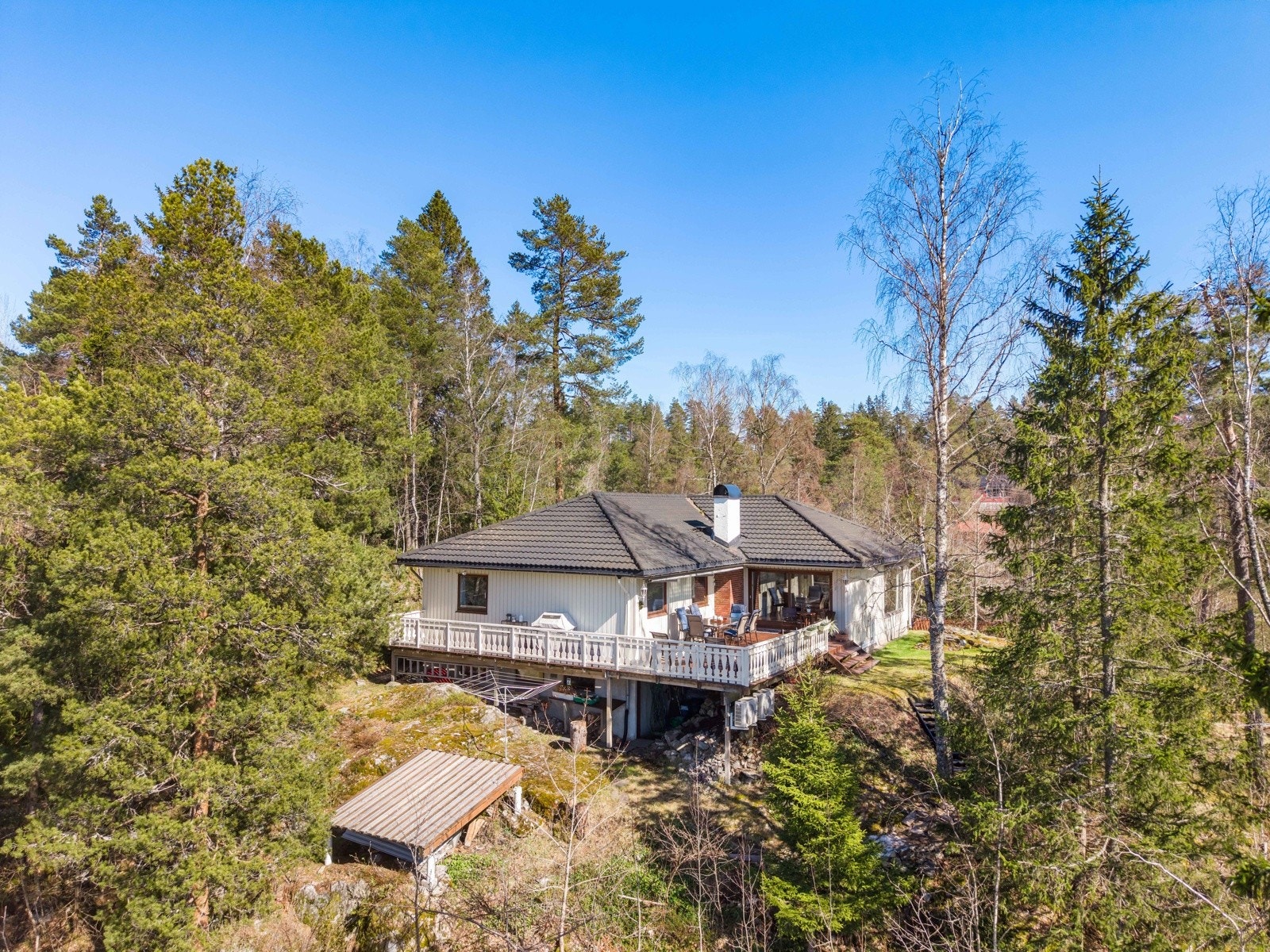 Beliggende på populære Korsfjellet ved Skedsmokorset i Lillestrøm kommune. Boligen ligger i blindvei og området er meget barnevennlig. Galleribilde