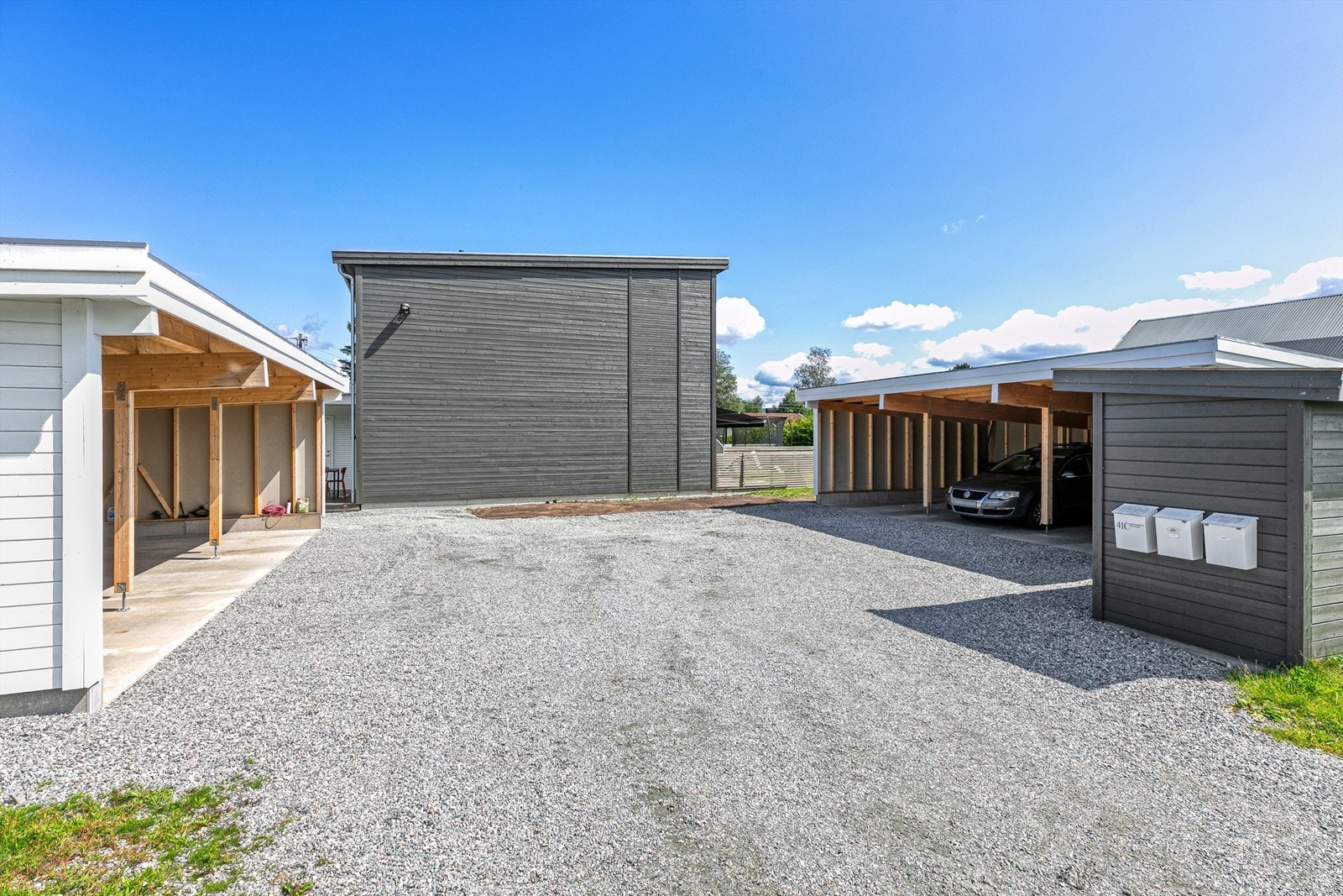 Boligen har medfølgende carport Galleribilde