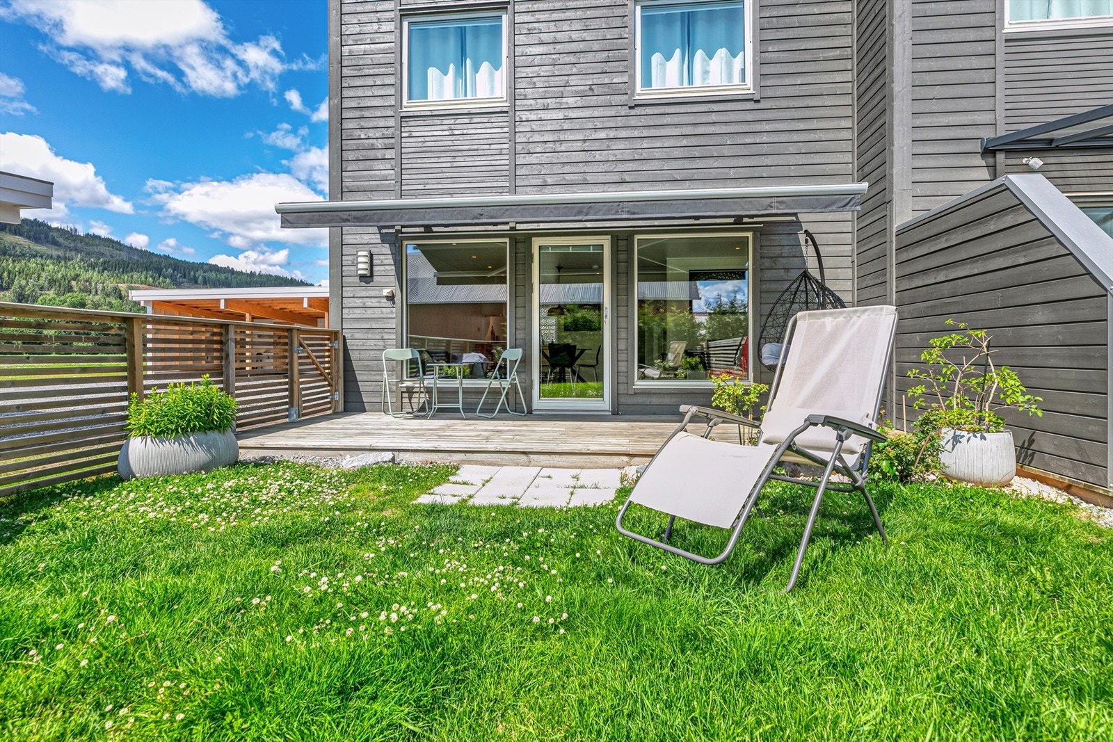 Inngjerdet terrasse og hage Galleribilde