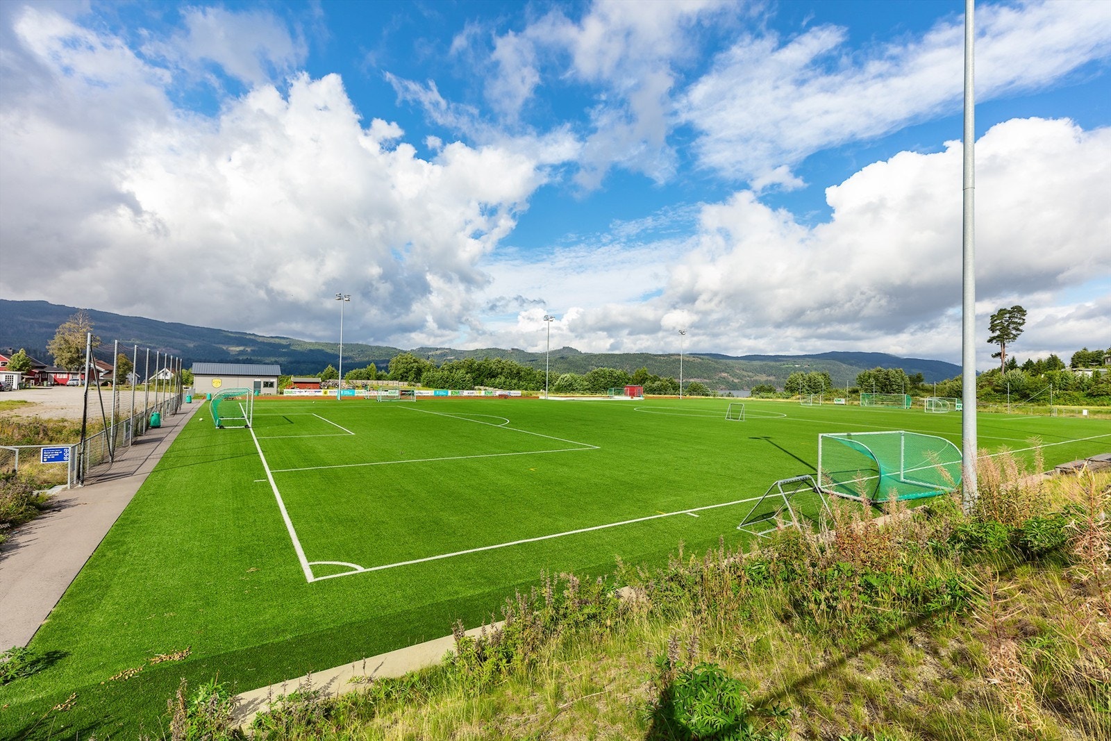 Kort vei til fotballbane Galleribilde
