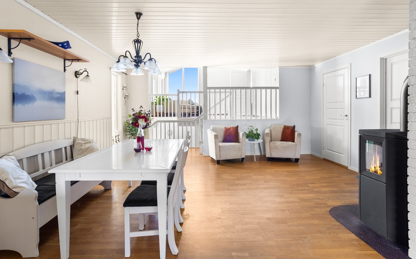 Det er god plass til en stor spisegruppe mellom stuen og kjøkkenet. Galleribilde