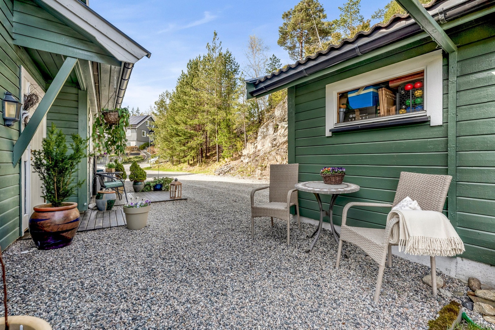 Koselig uteplass ved inngangspartiet. Galleribilde