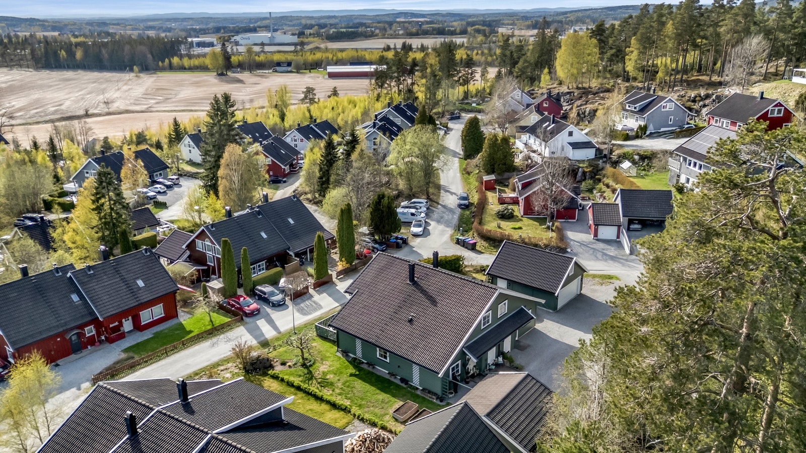 Eiendommen ligger i et veletablert, rolig og barnevennlig boligområde med kort gangen til skoler, barnehage, togstasjon og matbutikk. Galleribilde