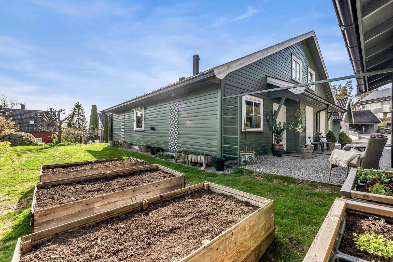 Tomten har flotte plenarealer med diverse beplantning og bed. Galleribilde